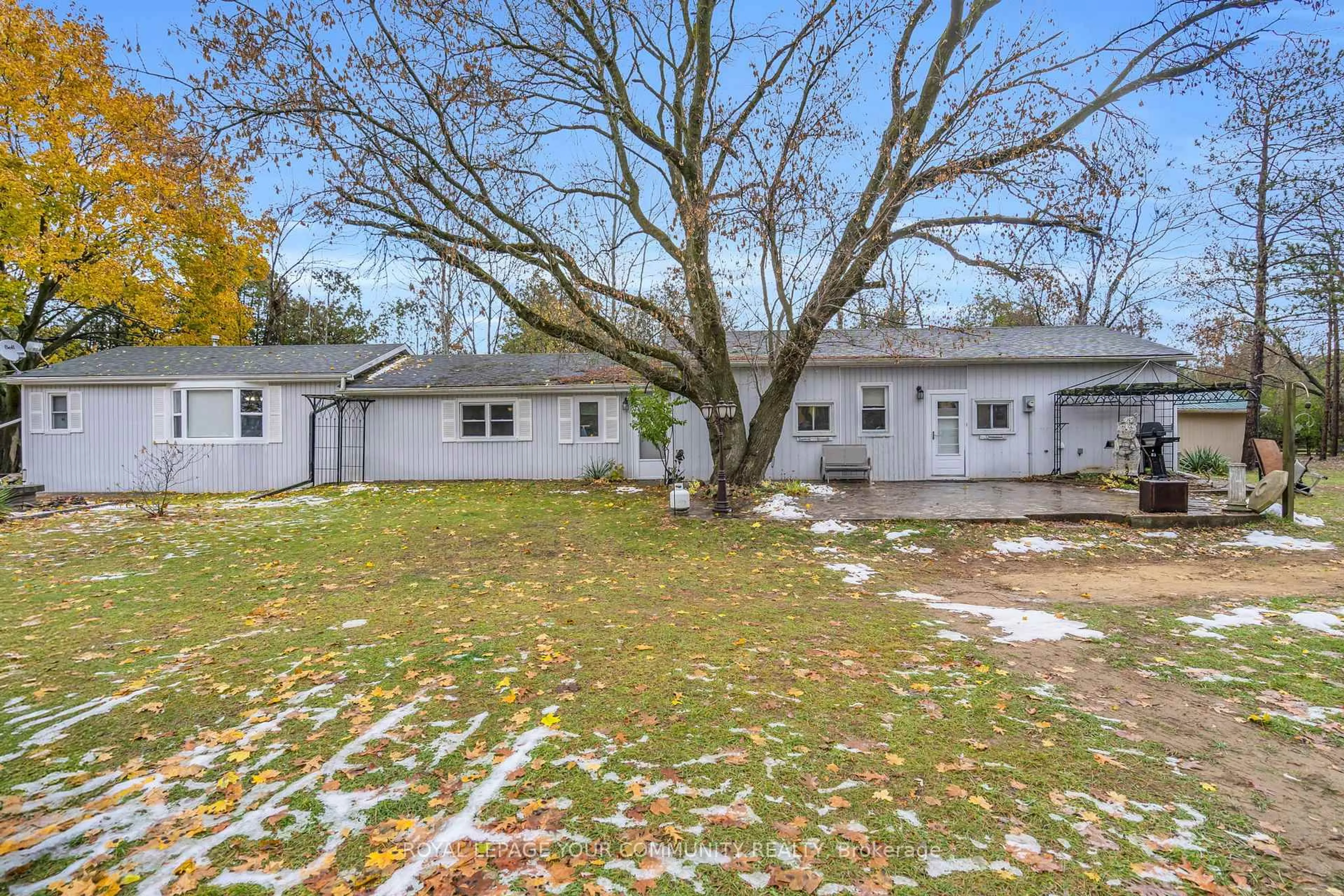 A pic from outside/outdoor area/front of a property/back of a property/a pic from drone, unknown for 696 Catering Rd, Georgina Ontario L0E 1R0