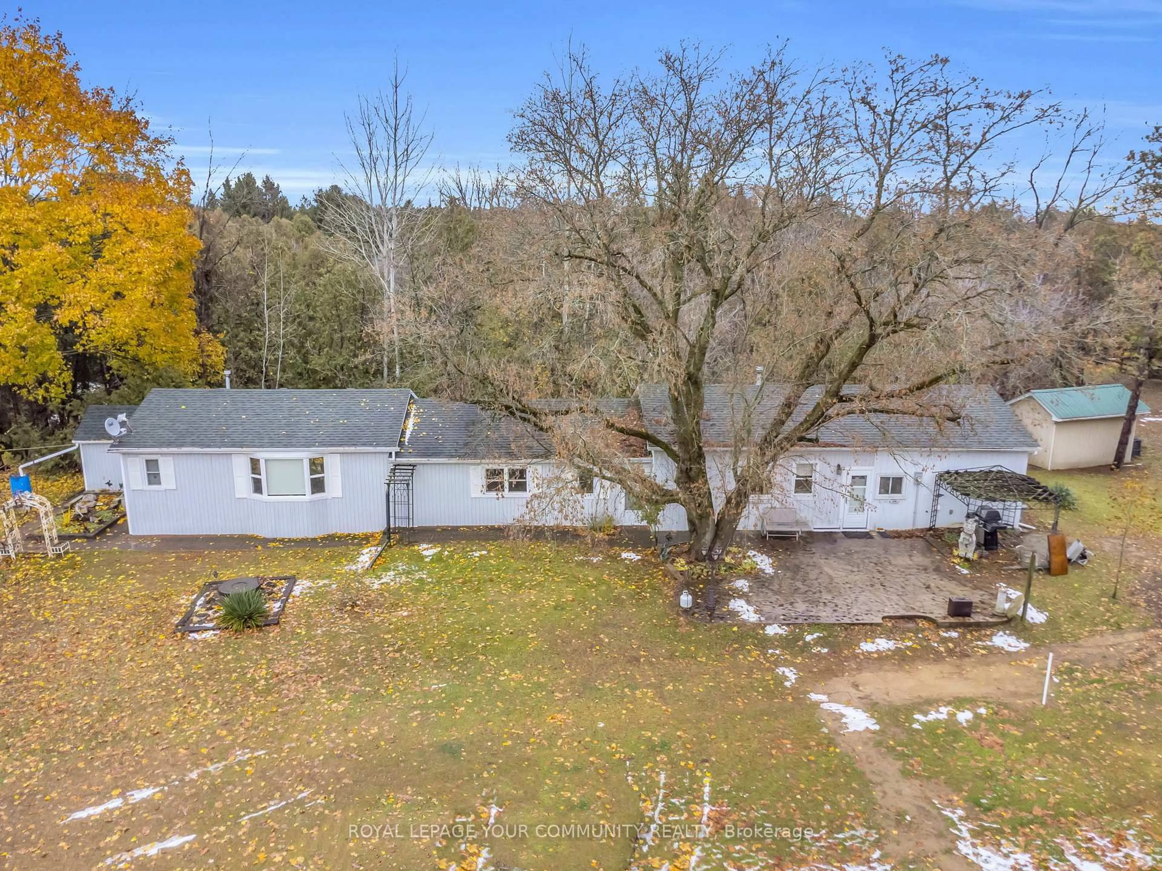 A pic from outside/outdoor area/front of a property/back of a property/a pic from drone, unknown for 696 Catering Rd, Georgina Ontario L0E 1R0