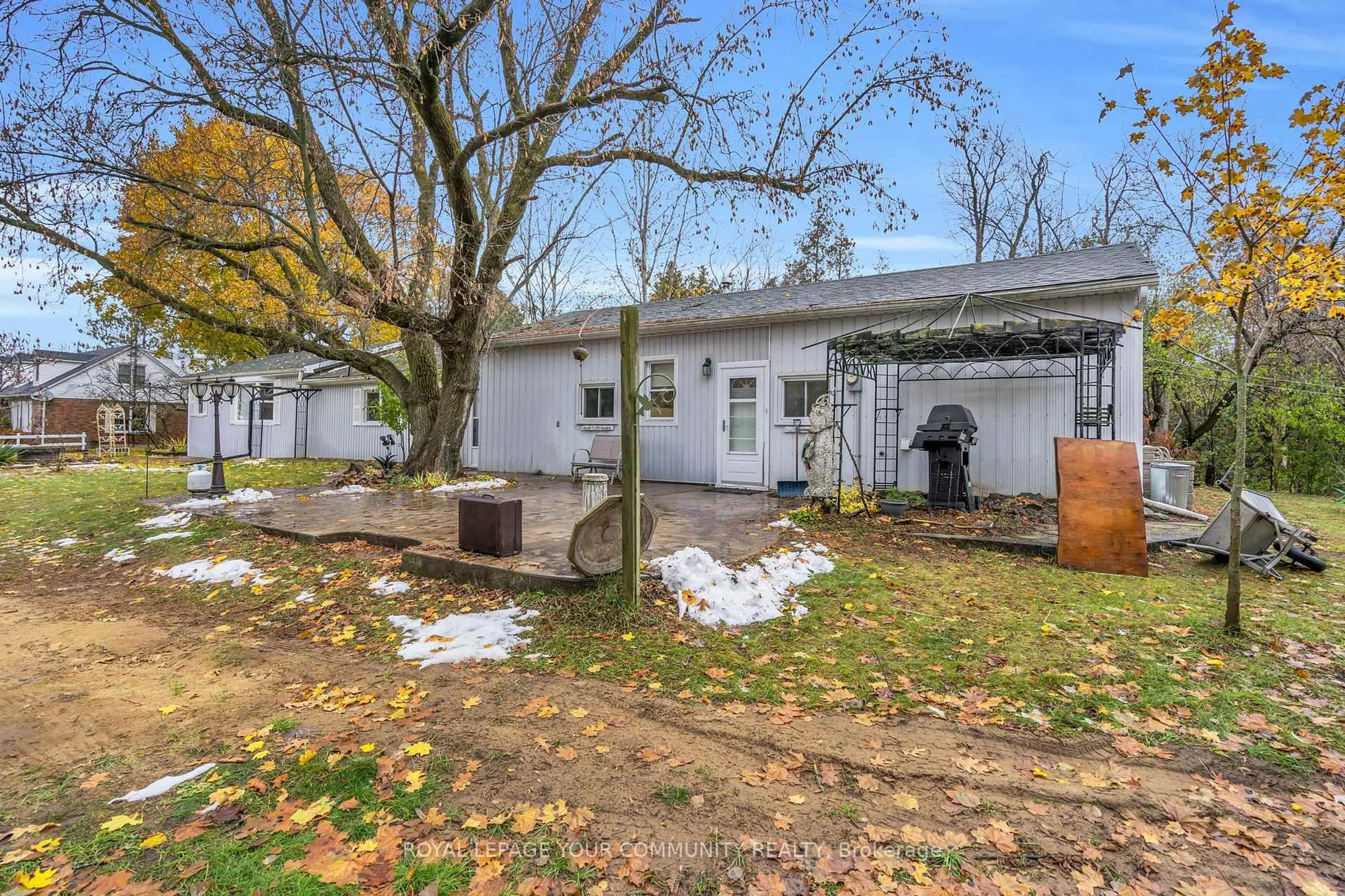 Patio, street for 696 Catering Rd, Georgina Ontario L0E 1R0