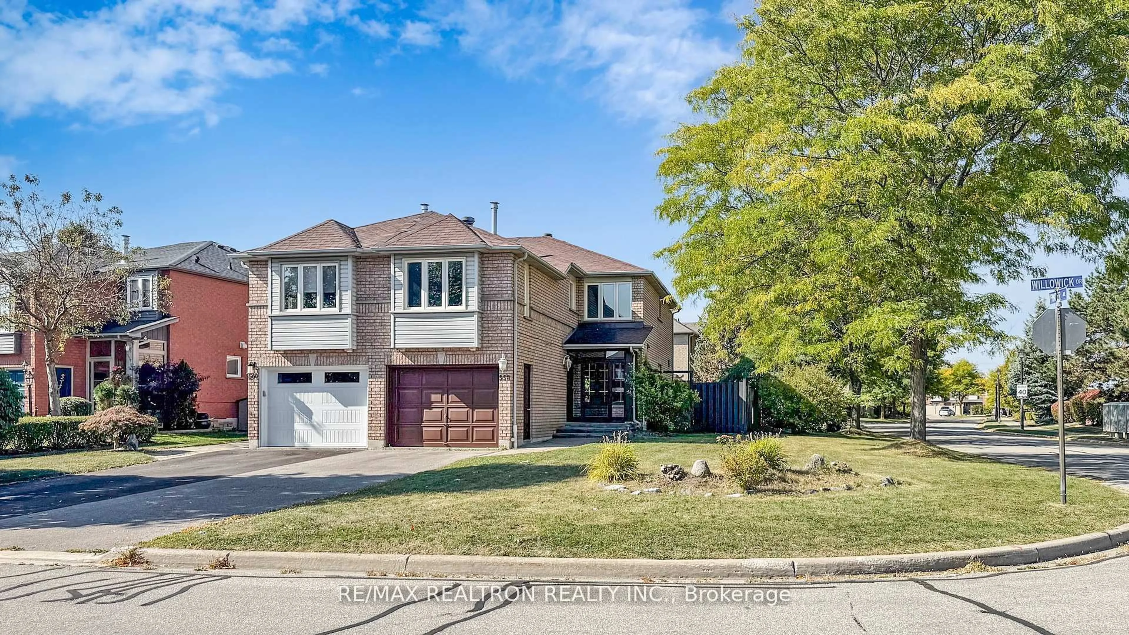 Home with brick exterior material, street for 558 Willowick Dr, Newmarket Ontario L3X 2A6