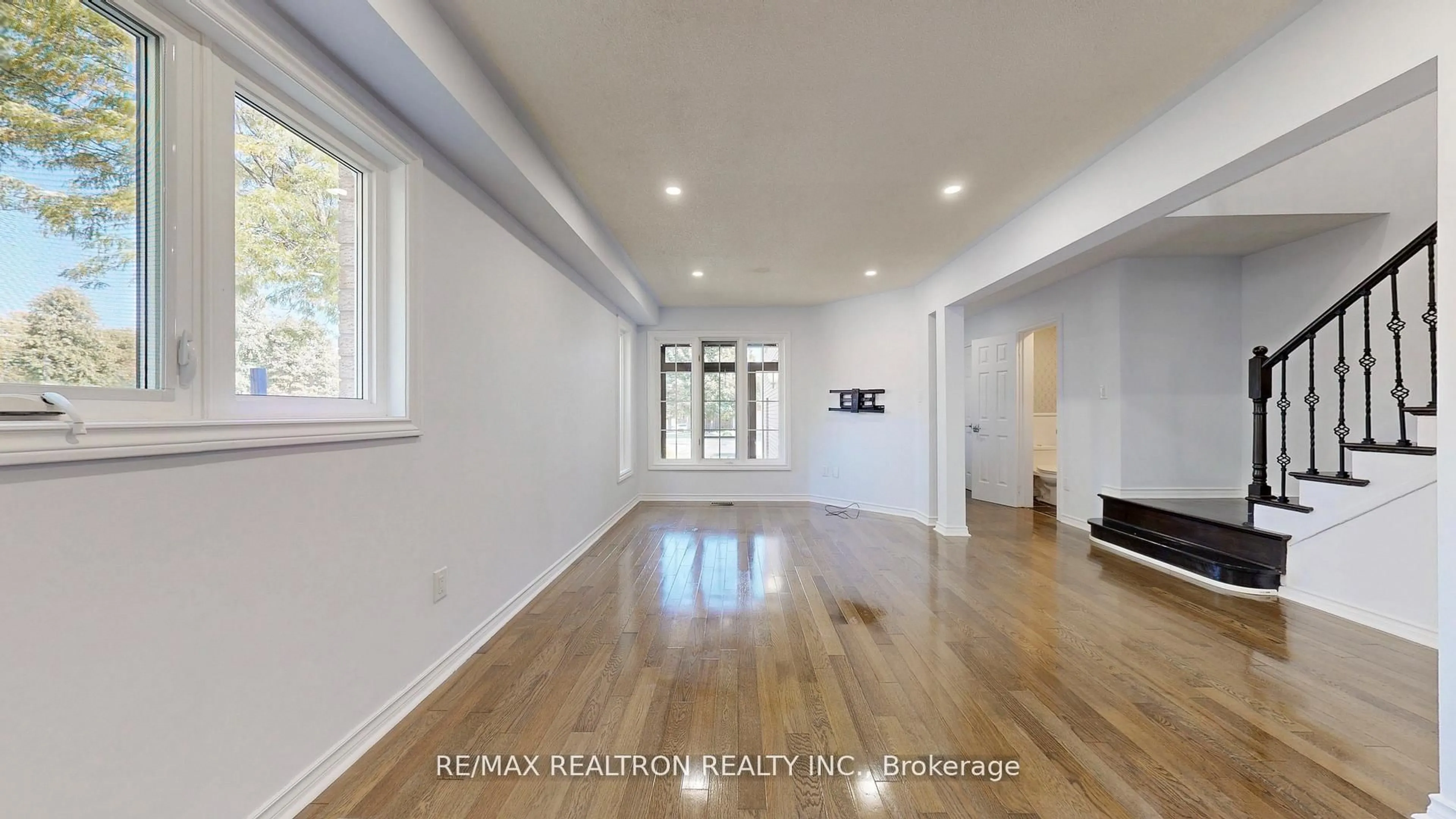 Unknown for 558 Willowick Dr, Newmarket Ontario L3X 2A6