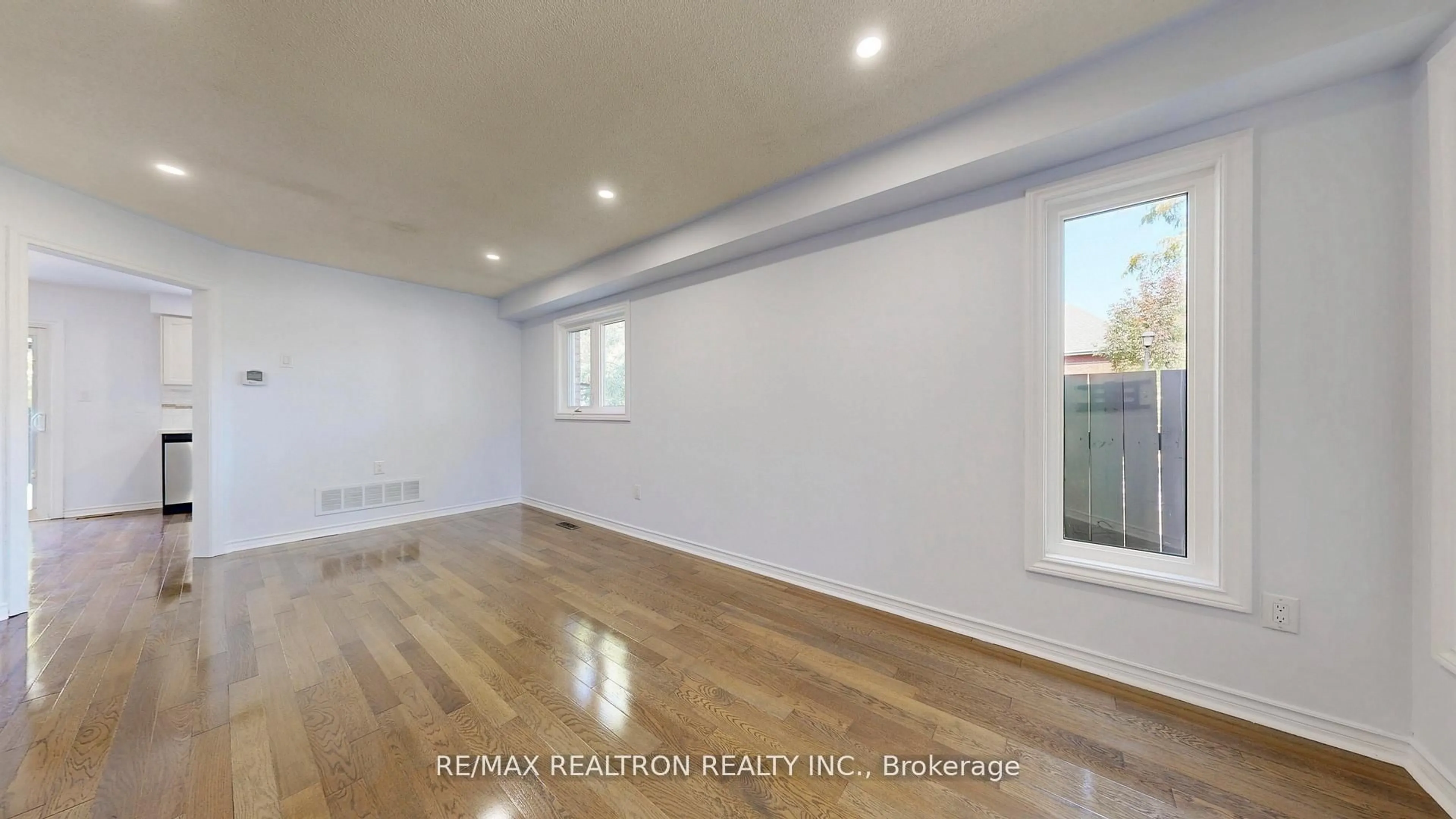 A pic of a room for 558 Willowick Dr, Newmarket Ontario L3X 2A6