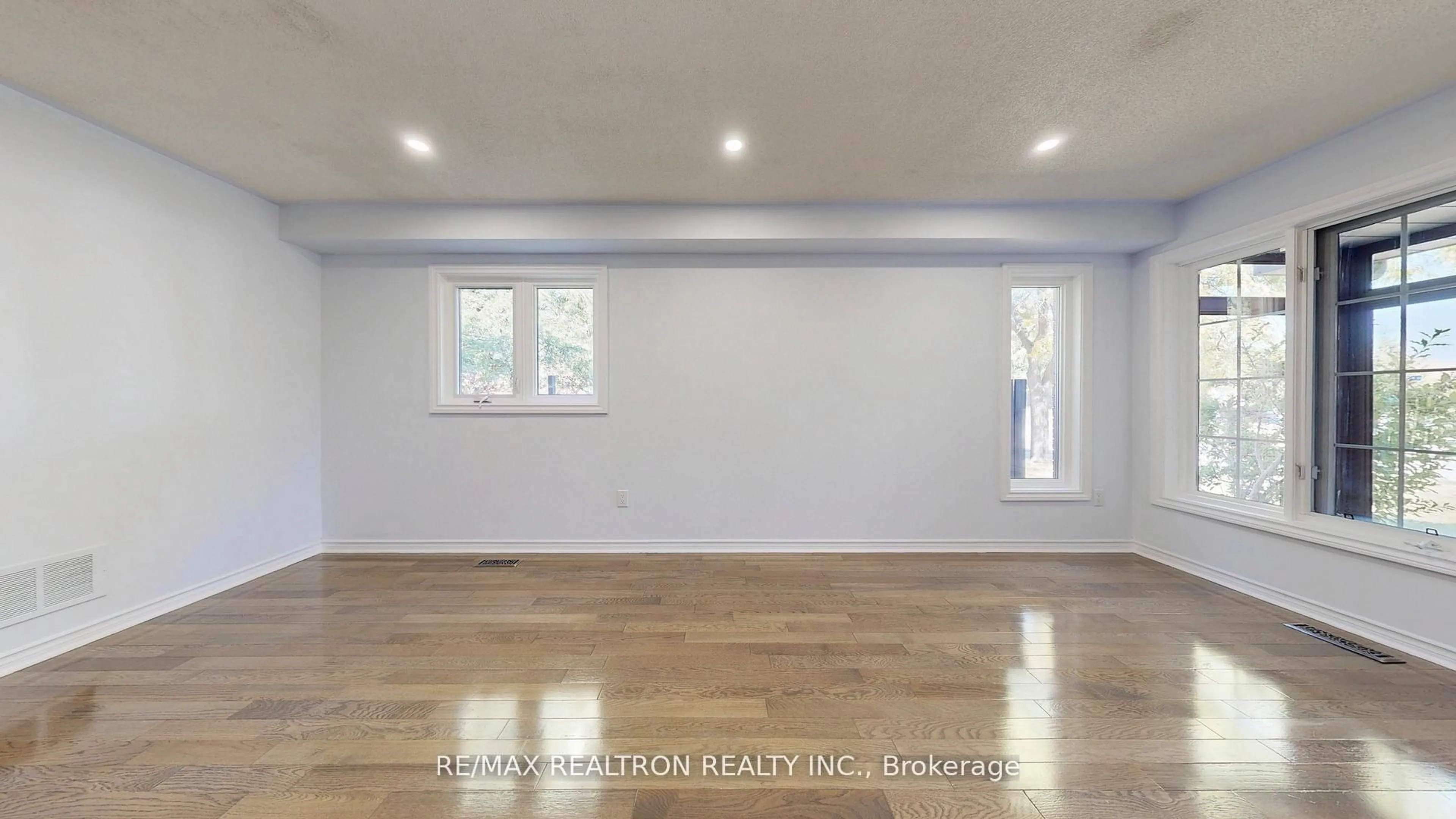 A pic of a room for 558 Willowick Dr, Newmarket Ontario L3X 2A6