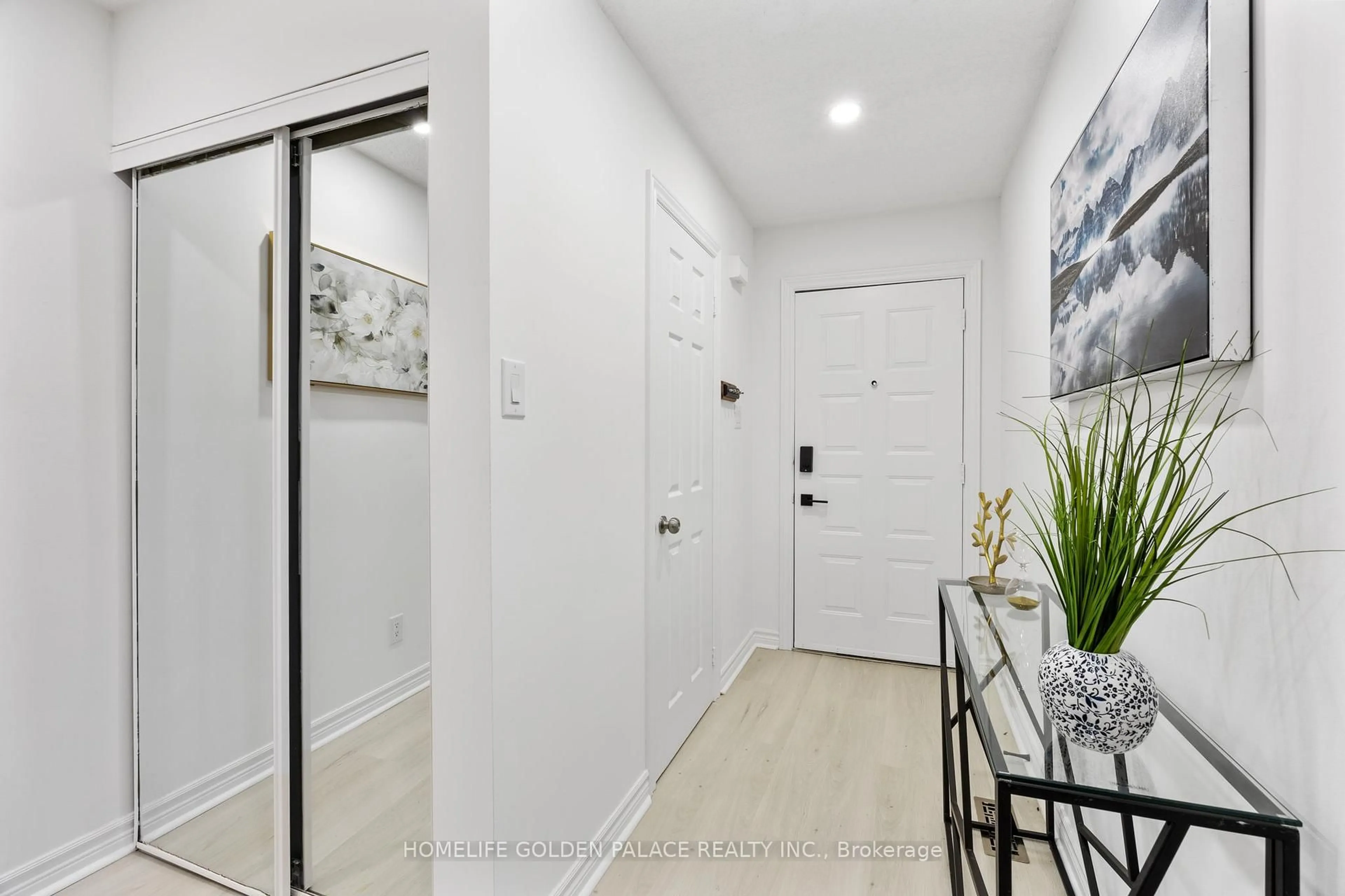 Indoor entryway for 36 Moonlight Lane, Richmond Hill Ontario L4C 8K4