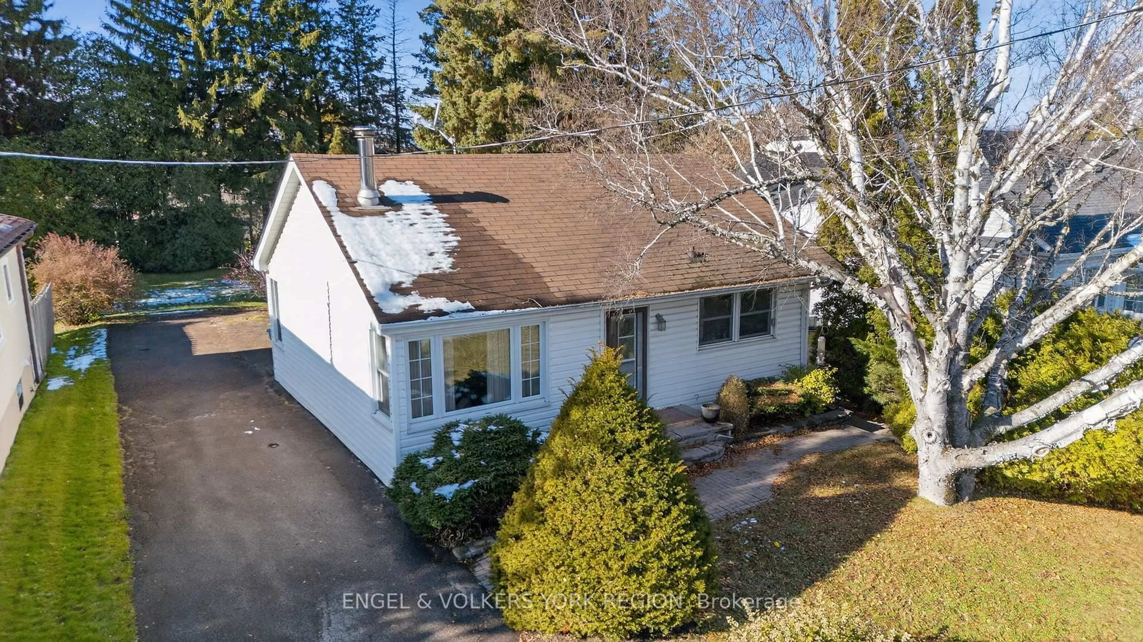 A pic from outside/outdoor area/front of a property/back of a property/a pic from drone, street for 13132 Keele St, King Ontario L7B 1J1