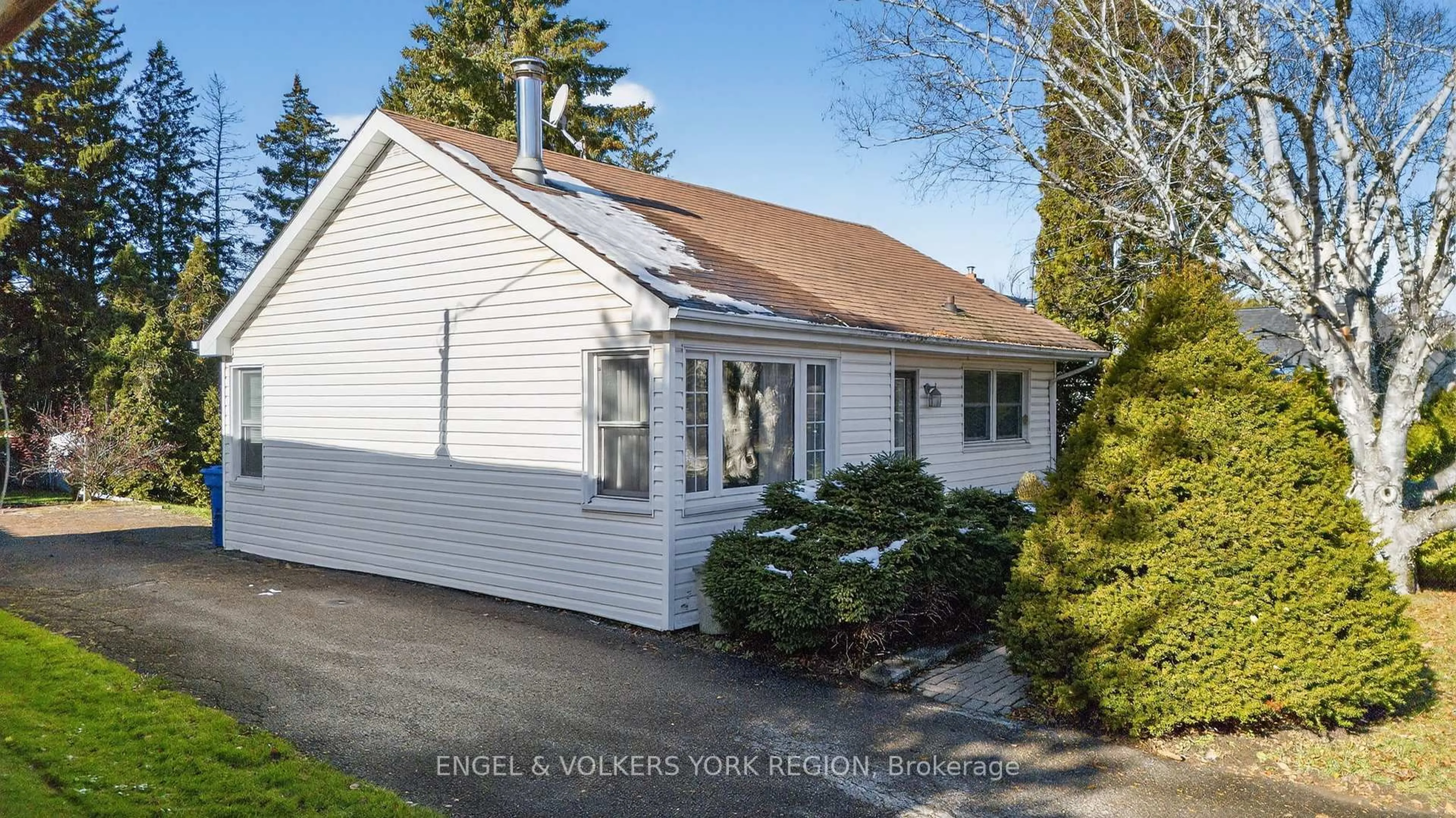 Home with vinyl exterior material, street for 13132 Keele St, King Ontario L7B 1J1