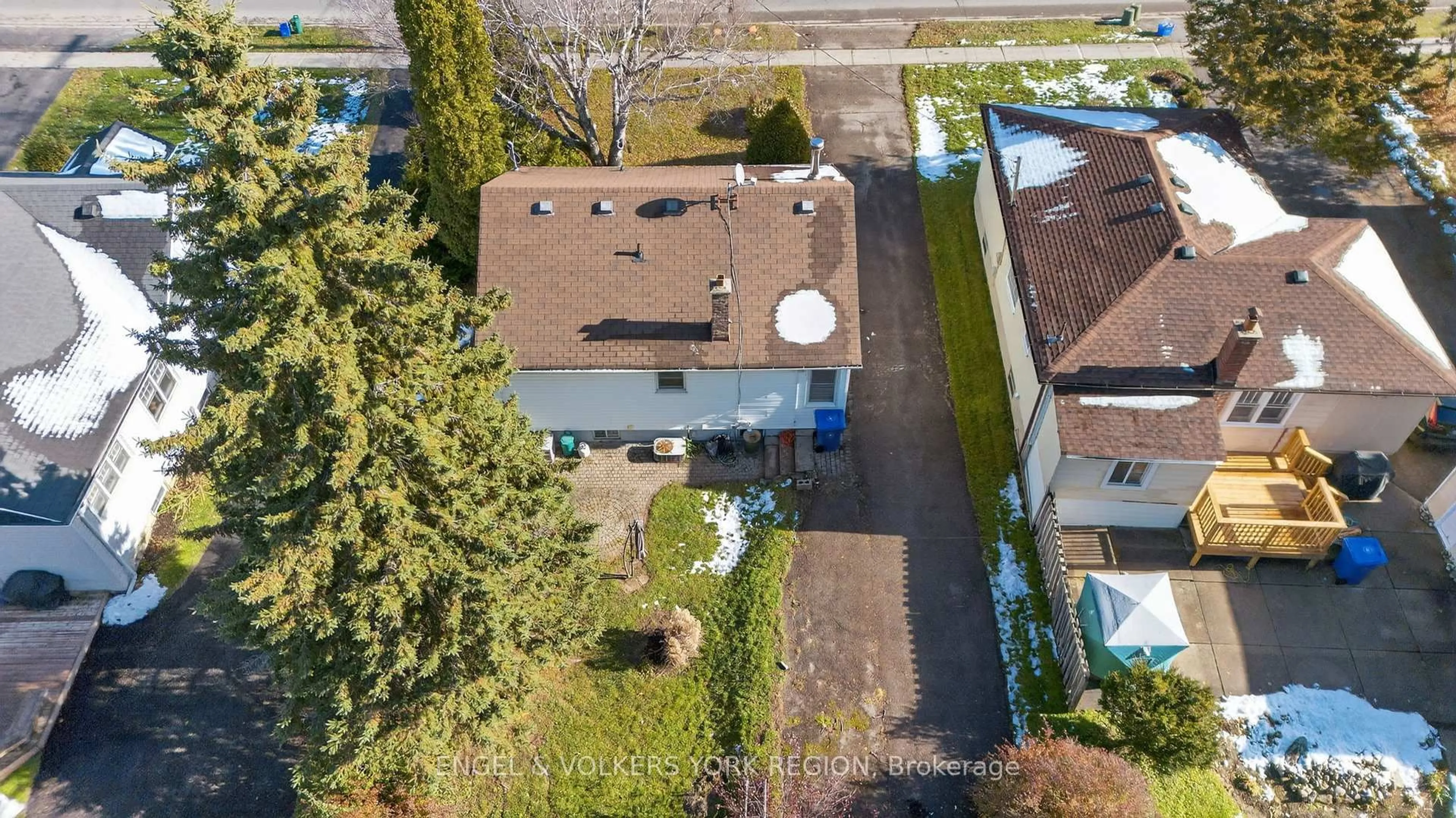 A pic from outside/outdoor area/front of a property/back of a property/a pic from drone, street for 13132 Keele St, King Ontario L7B 1J1