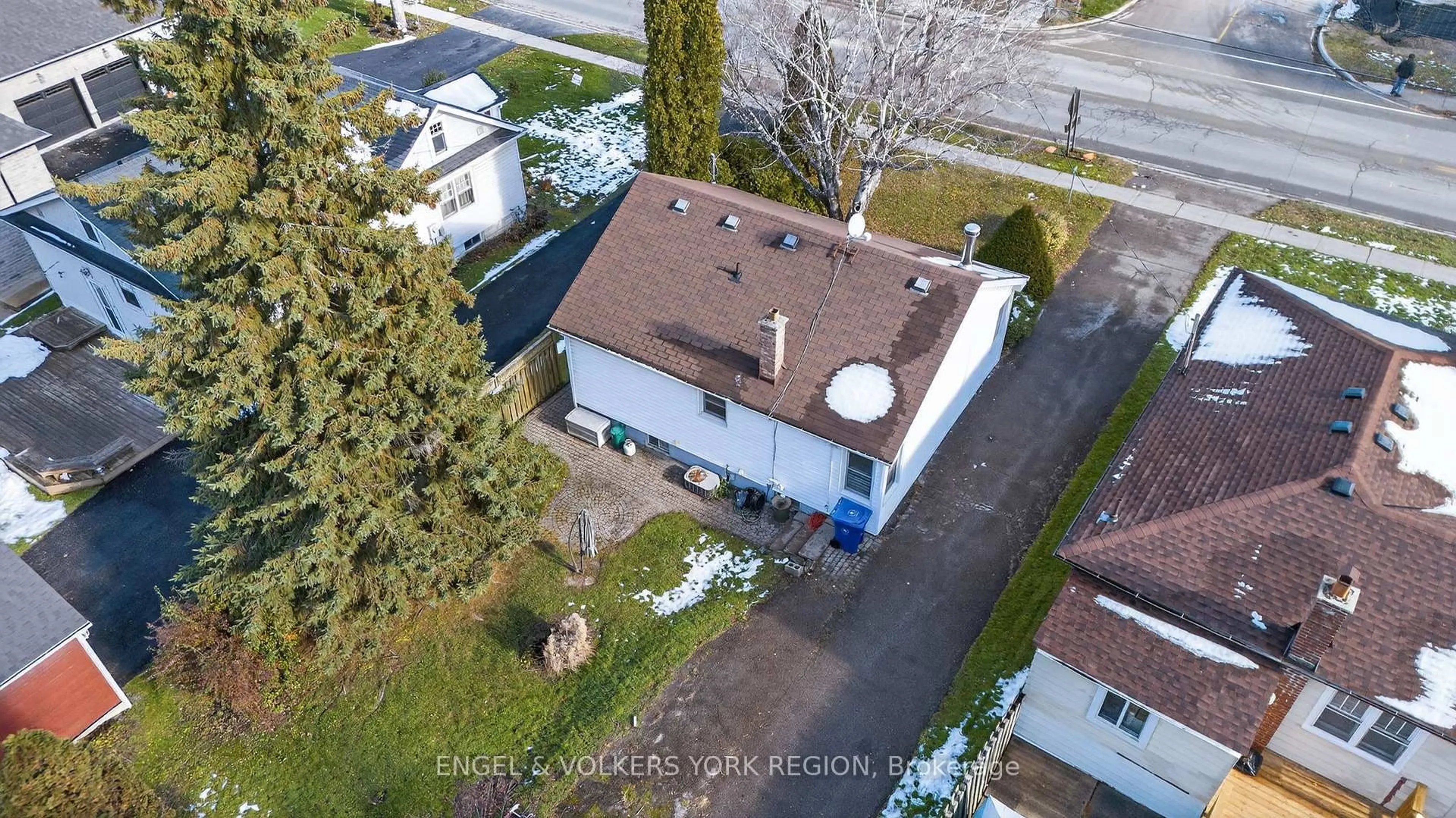 A pic from outside/outdoor area/front of a property/back of a property/a pic from drone, street for 13132 Keele St, King Ontario L7B 1J1