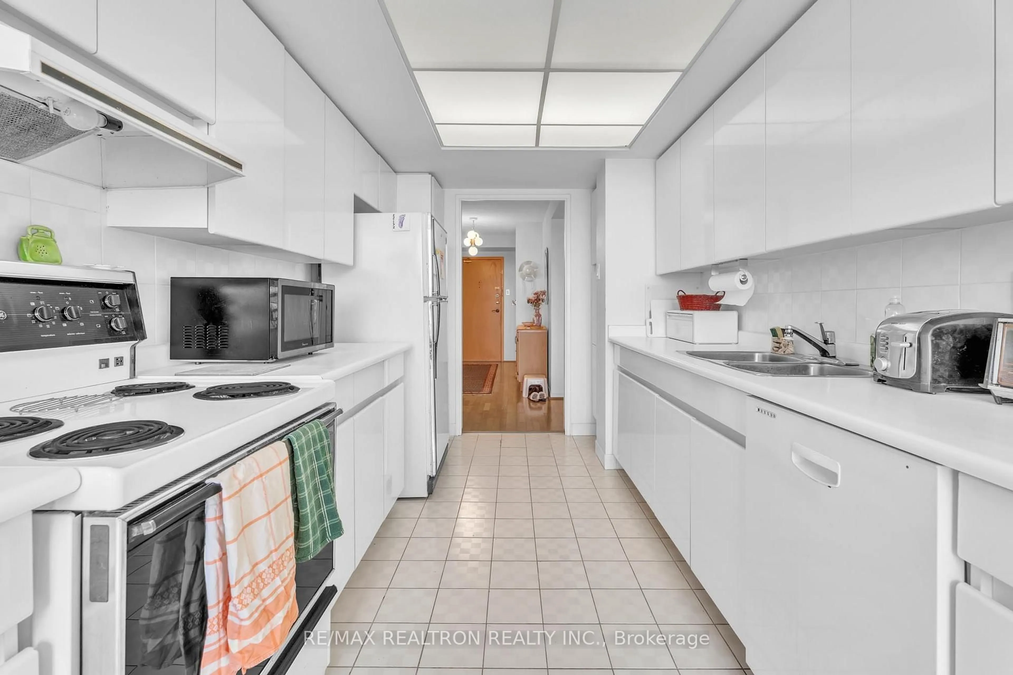 Standard kitchen, ceramic/tile floor for 7825 Bayview Ave #411, Markham Ontario L3T 7N2