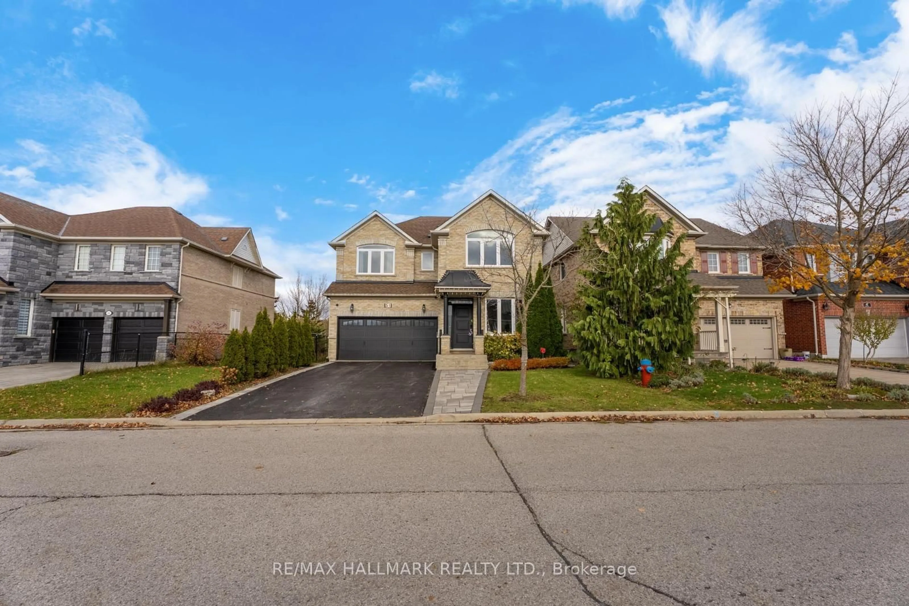 A pic from outside/outdoor area/front of a property/back of a property/a pic from drone, street for 51 Verdi Rd, Richmond Hill Ontario L4E 4P7