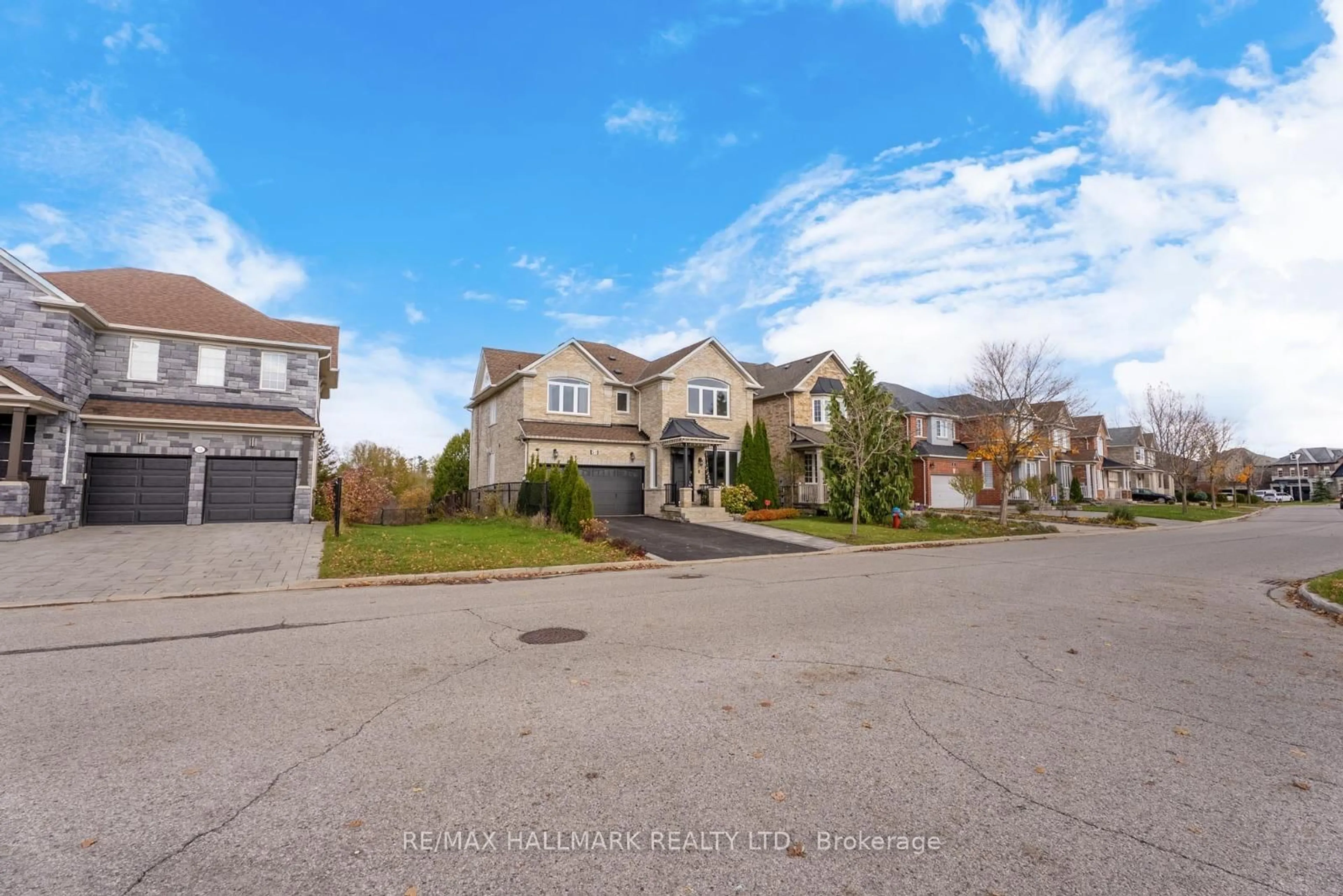 A pic from outside/outdoor area/front of a property/back of a property/a pic from drone, street for 51 Verdi Rd, Richmond Hill Ontario L4E 4P7