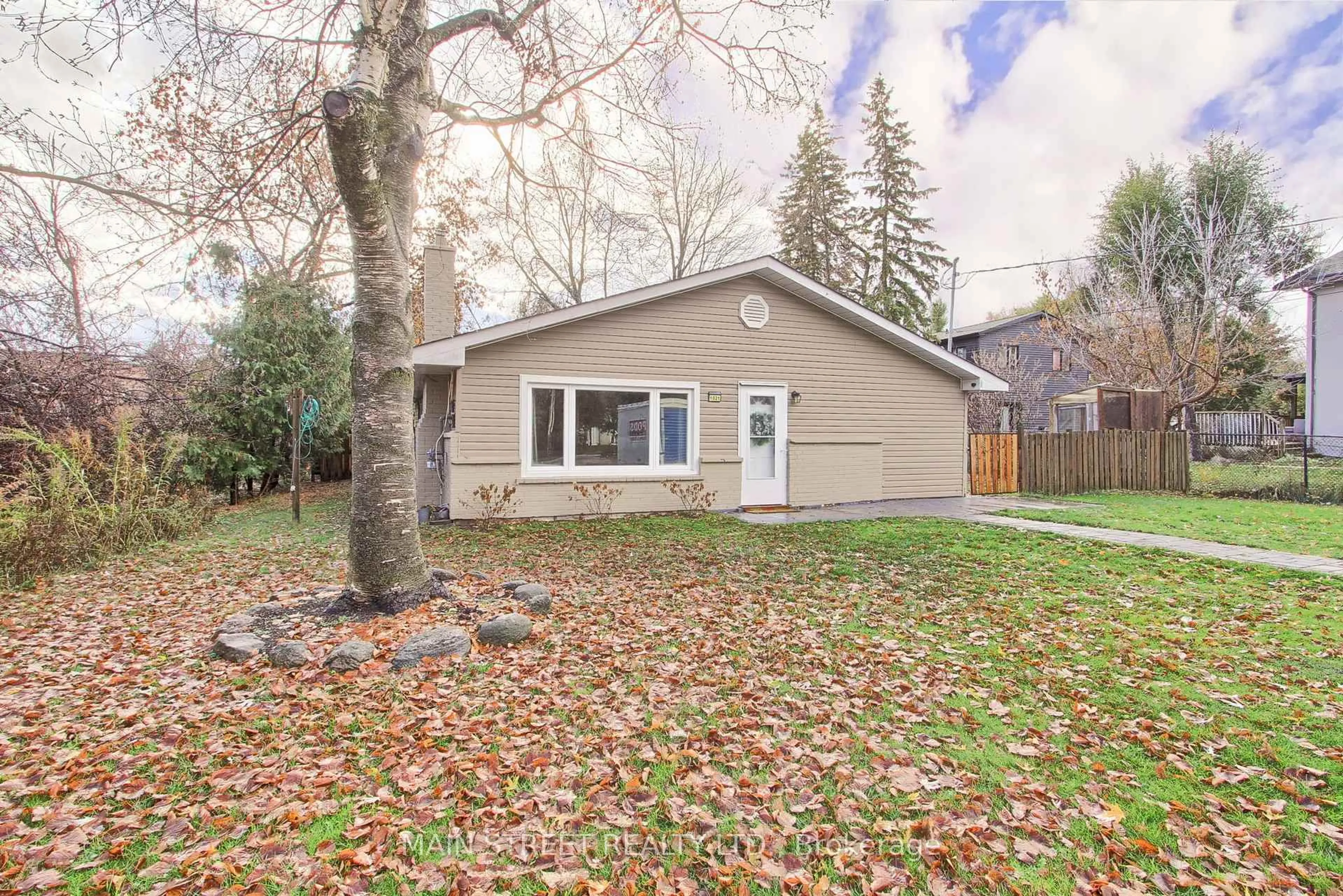 Home with vinyl exterior material, street for 1021 Goshen Rd, Innisfil Ontario L9S 2B5