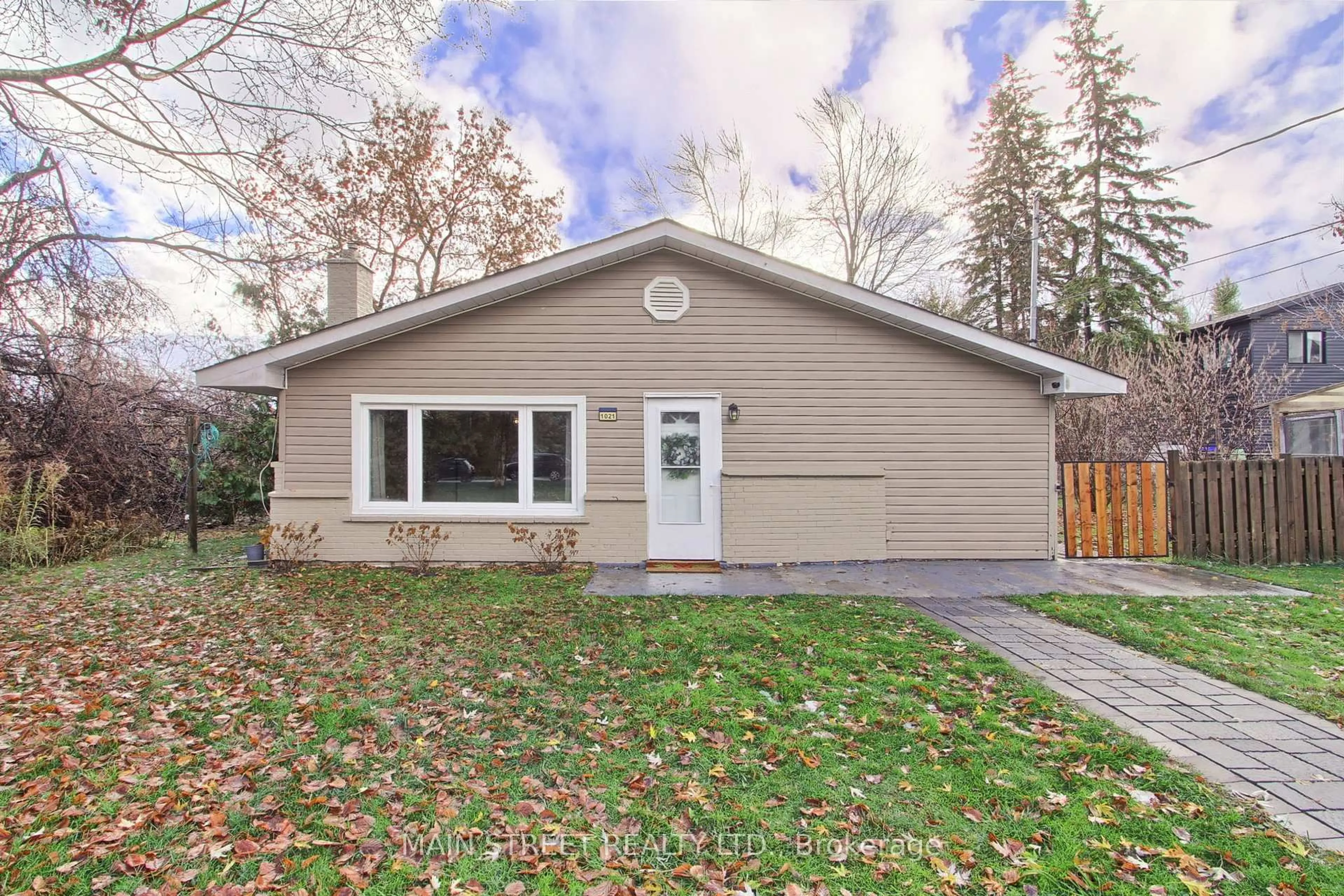 Home with vinyl exterior material, street for 1021 Goshen Rd, Innisfil Ontario L9S 2B5