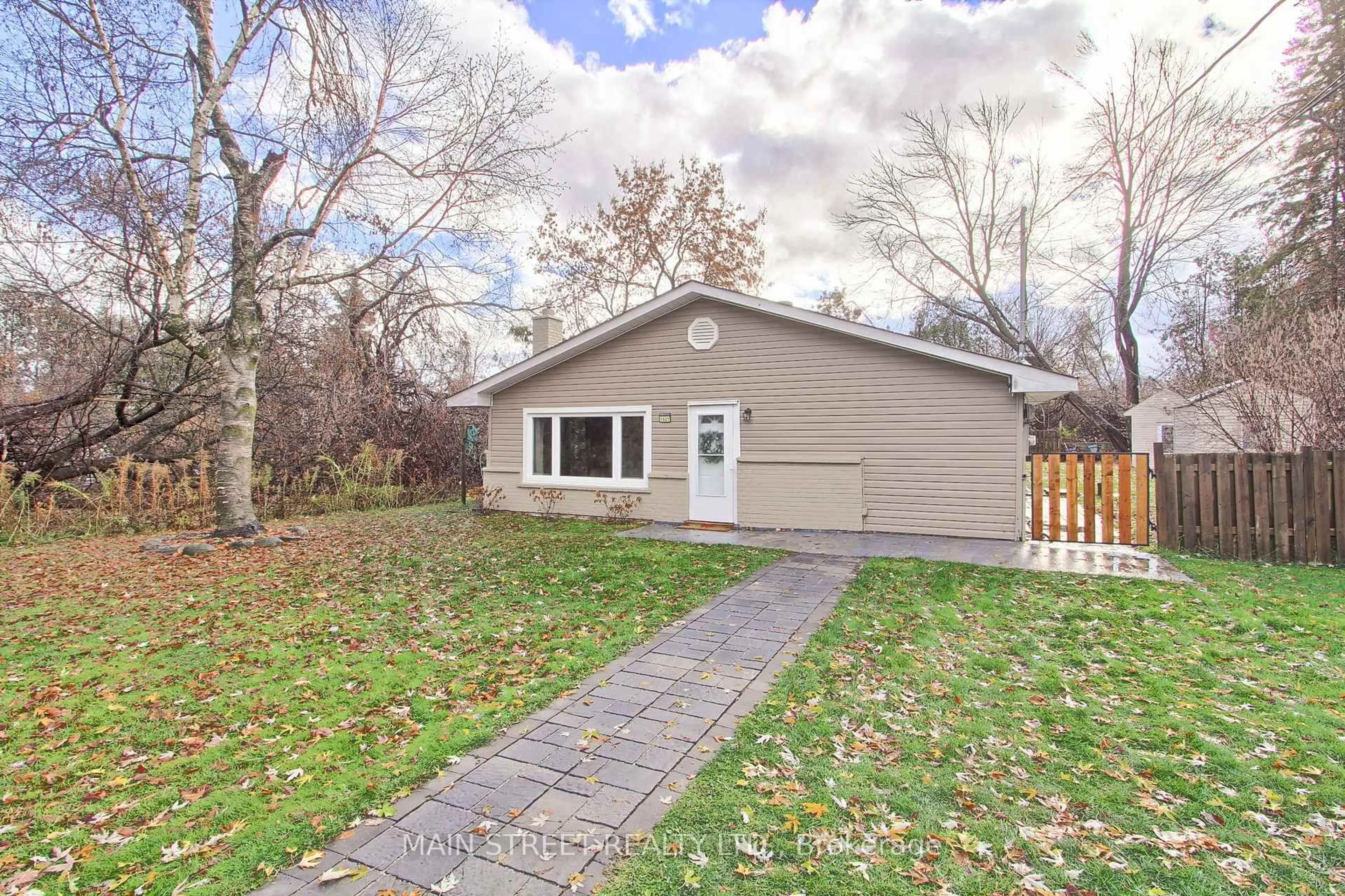 Home with vinyl exterior material, street for 1021 Goshen Rd, Innisfil Ontario L9S 2B5