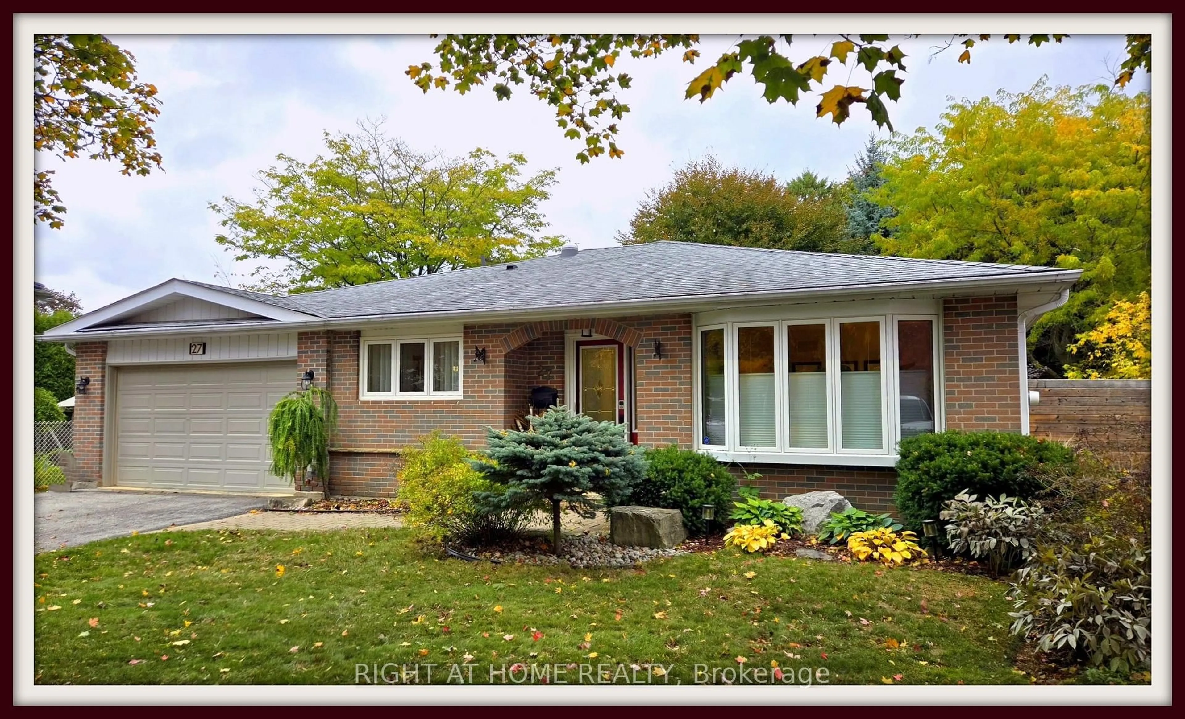 Home with vinyl exterior material, street for 27 Bigwin Dr, Aurora Ontario L4G 3C4