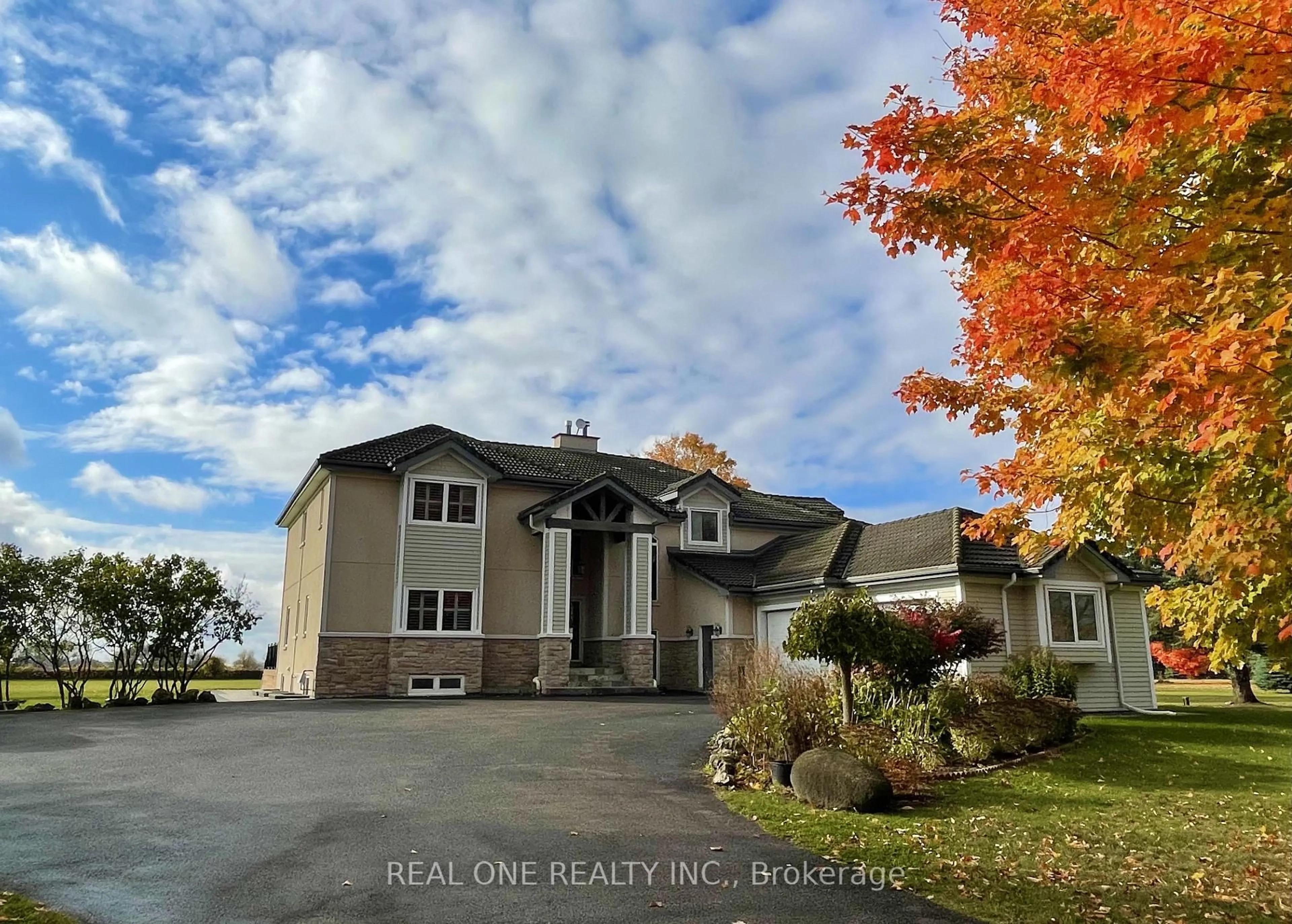 A pic from outside/outdoor area/front of a property/back of a property/a pic from drone, water/lake/river/ocean view for 2477 Hornes Rd, East Gwillimbury Ontario L0G 1R0