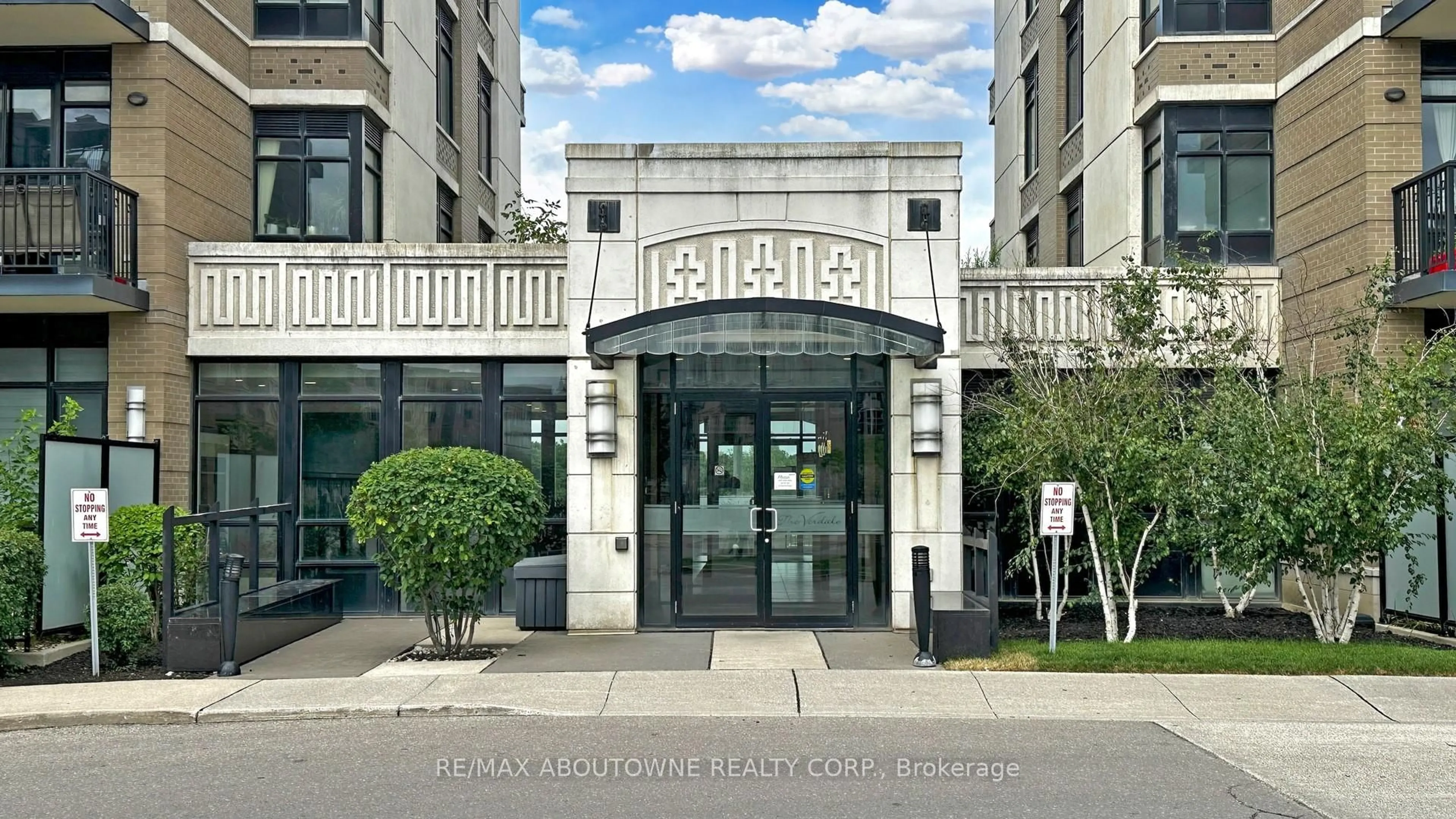 Indoor foyer for 151 Upper Duke Cres #609, Markham Ontario L6G 0C9