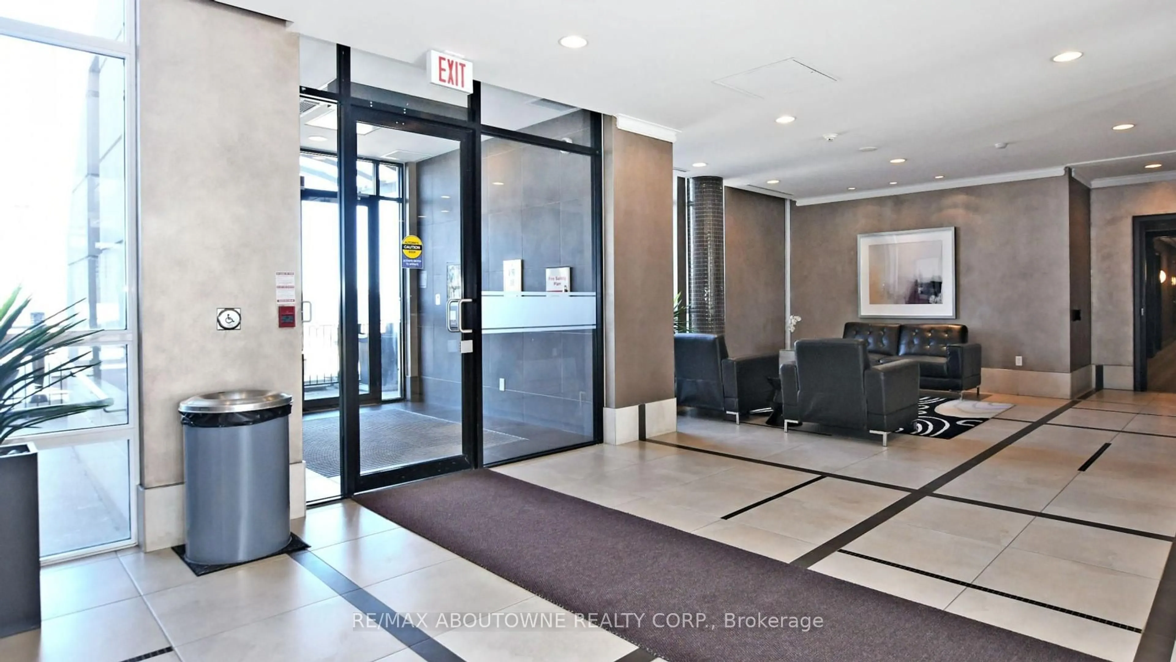 Indoor foyer for 151 Upper Duke Cres #609, Markham Ontario L6G 0C9
