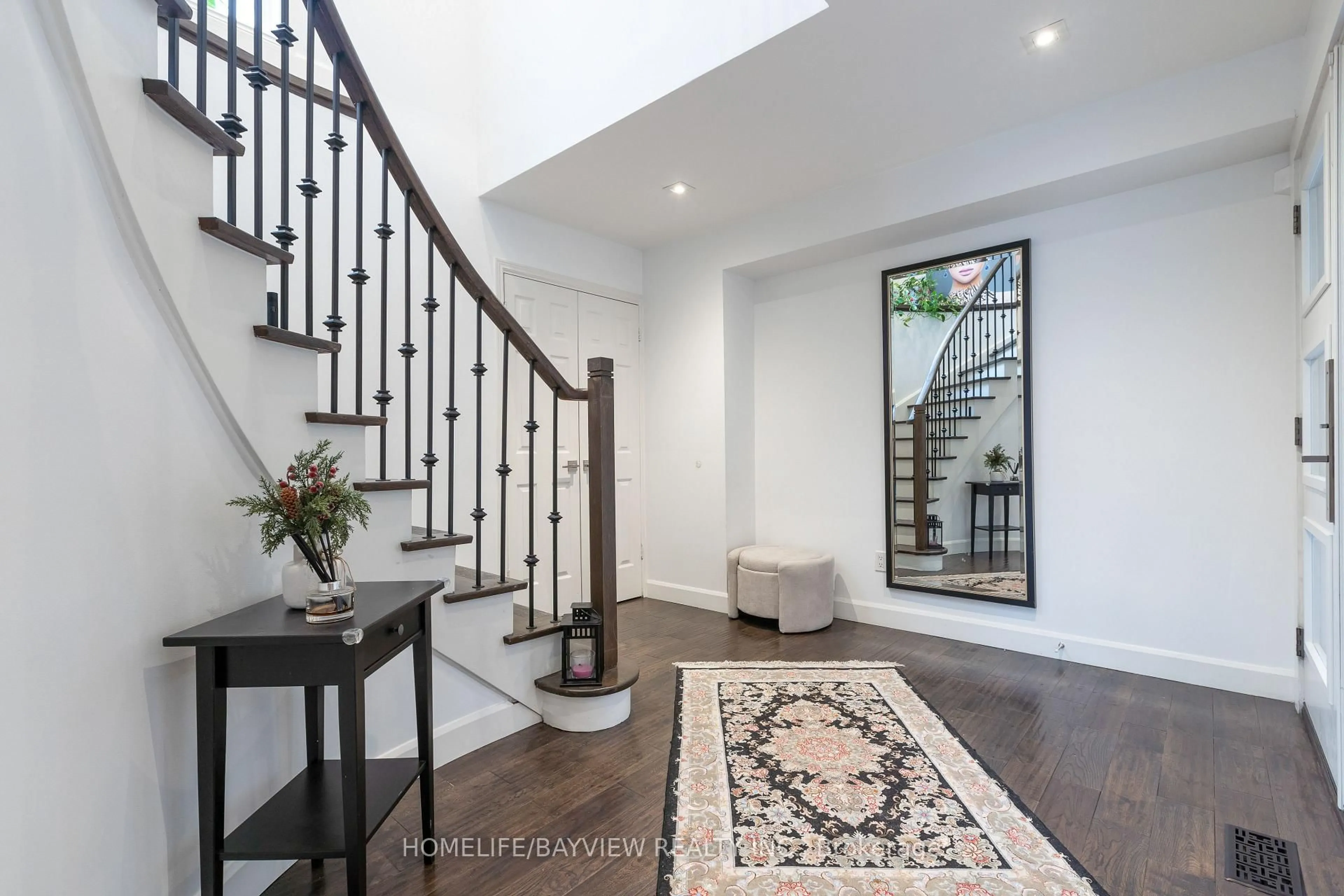 Indoor entryway for 23 Holm Cres, Markham Ontario L3T 5M4