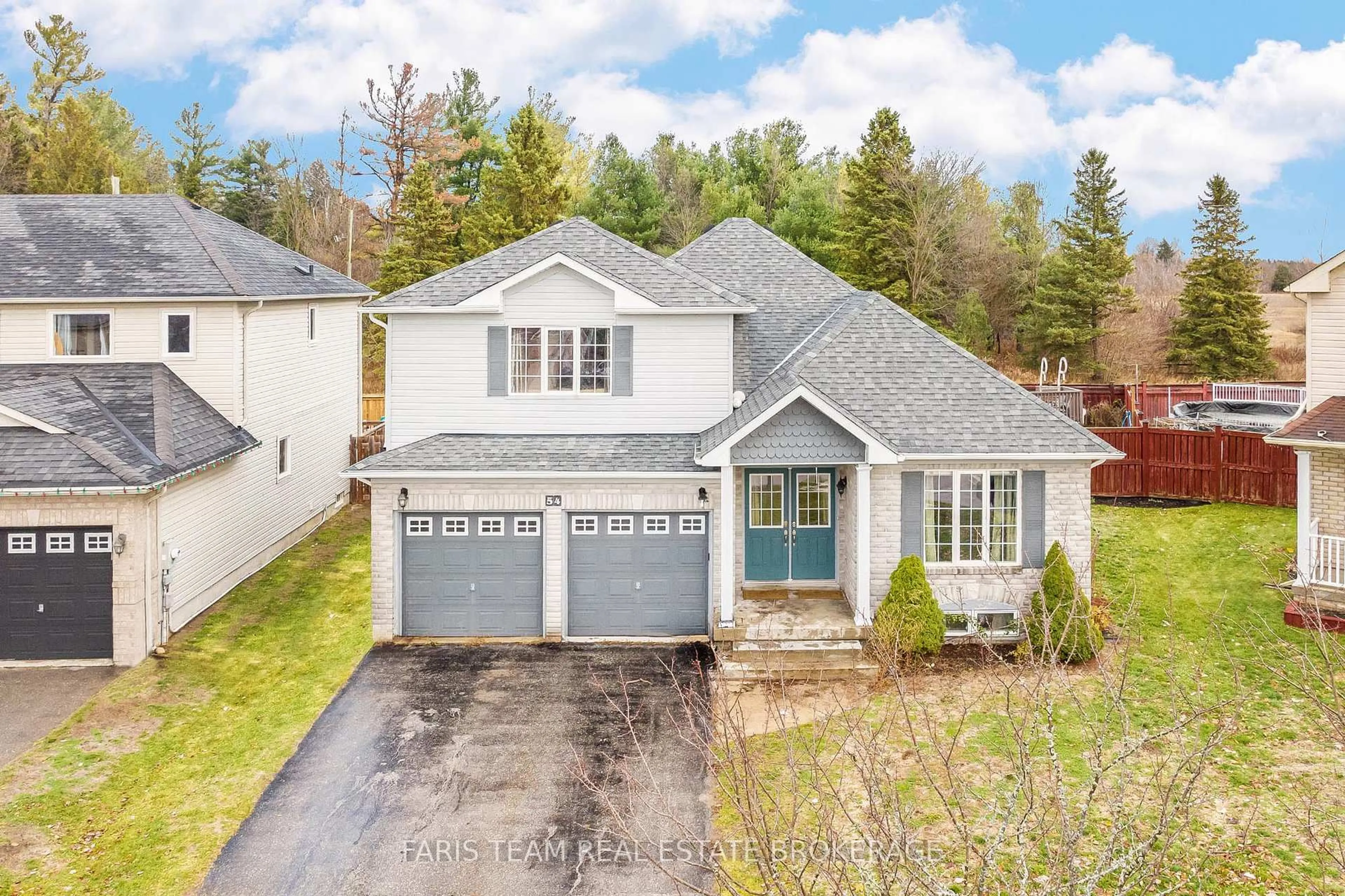 A pic from outside/outdoor area/front of a property/back of a property/a pic from drone, street for 54 Stonemount Cres, Essa Ontario L3W 0C5