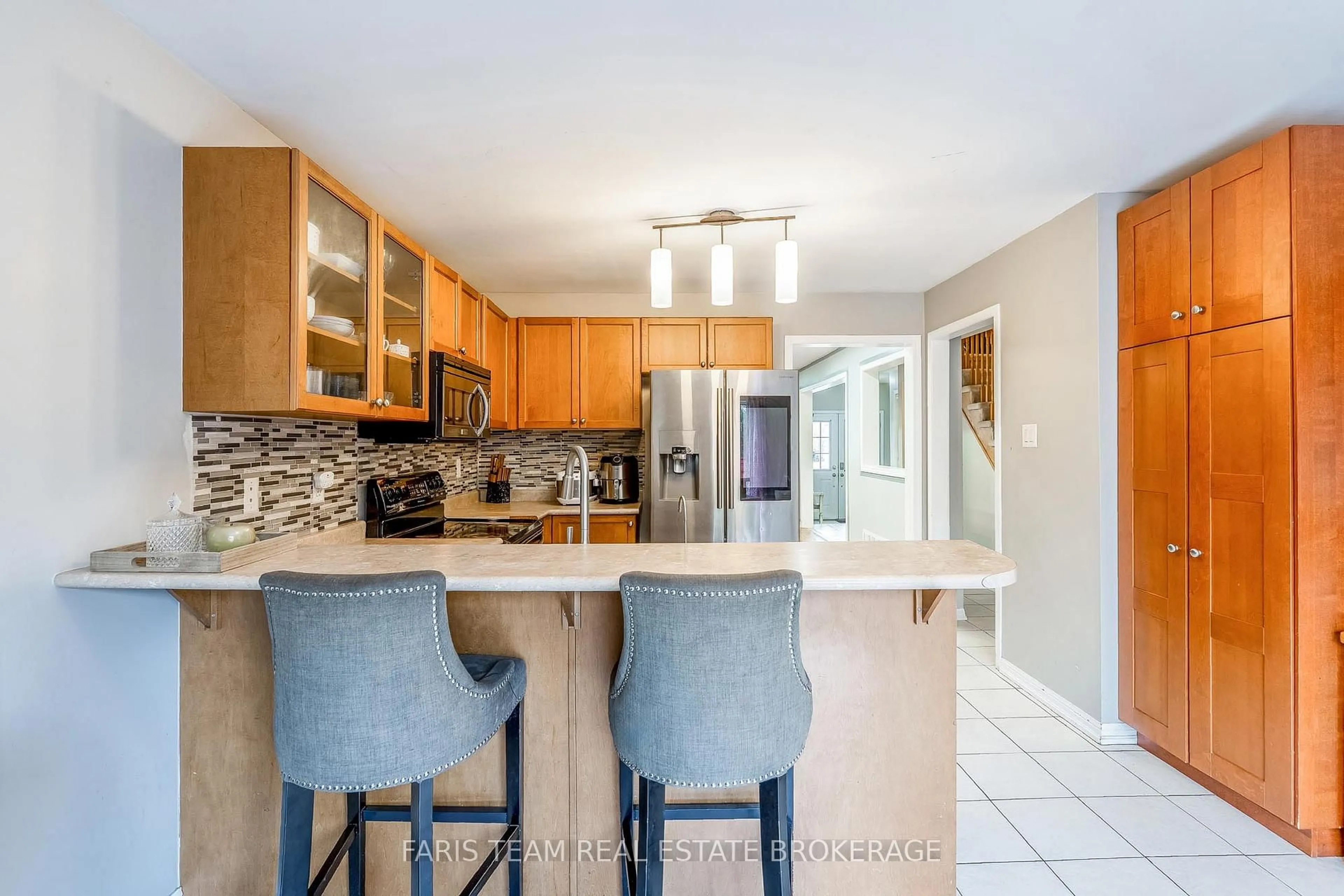 Open concept kitchen, ceramic/tile floor for 54 Stonemount Cres, Essa Ontario L3W 0C5