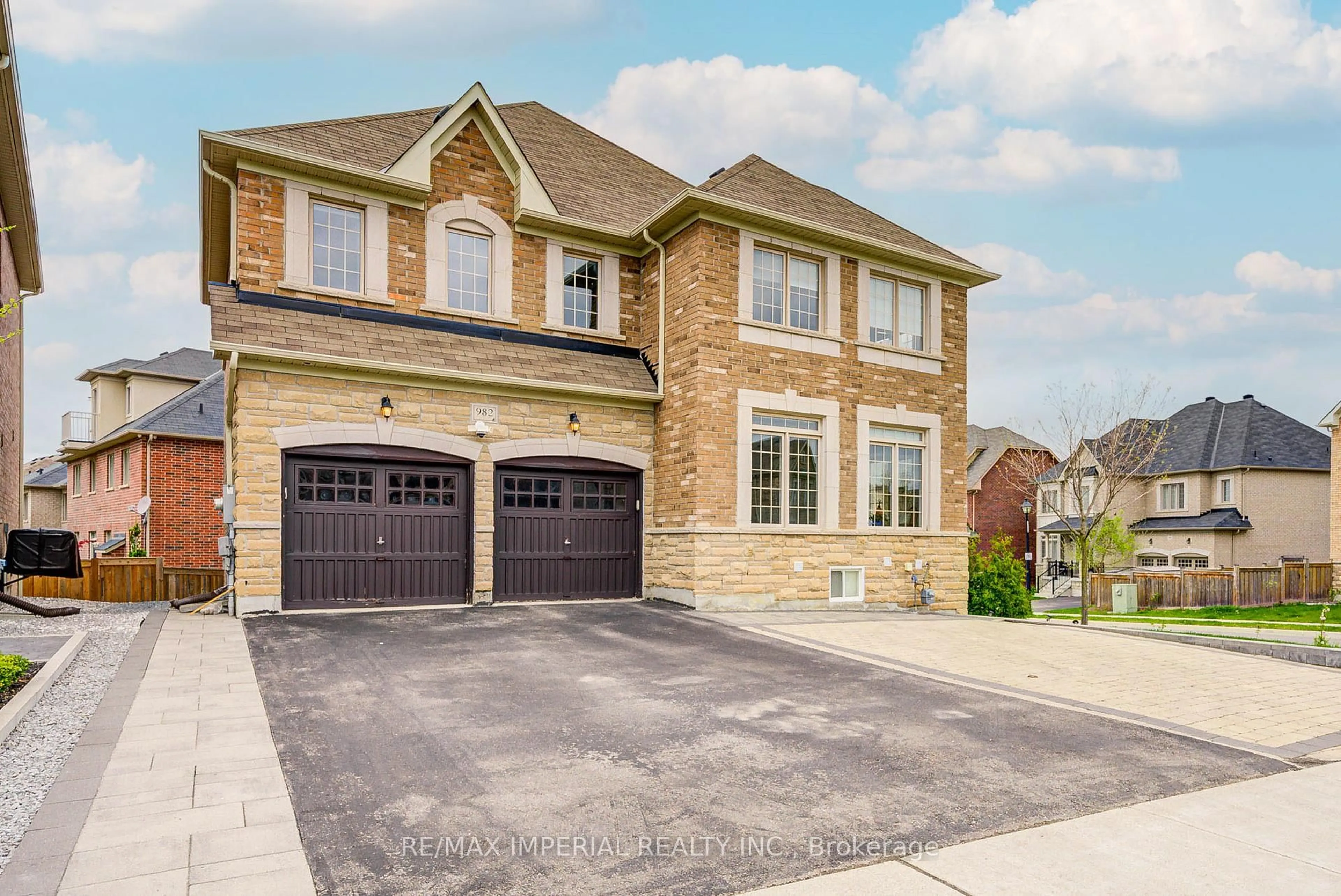 Home with brick exterior material, street for 982 Wilbur Pipher Circ, Newmarket Ontario L3X 0B8