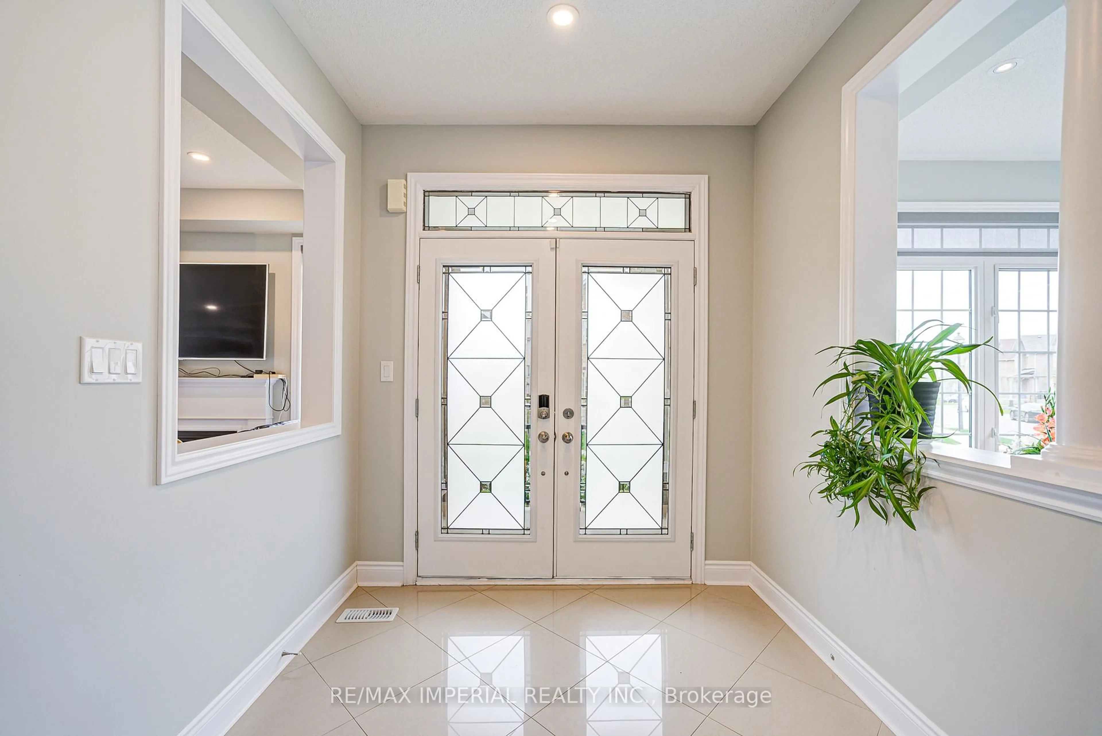 Indoor entryway for 982 Wilbur Pipher Circ, Newmarket Ontario L3X 0B8