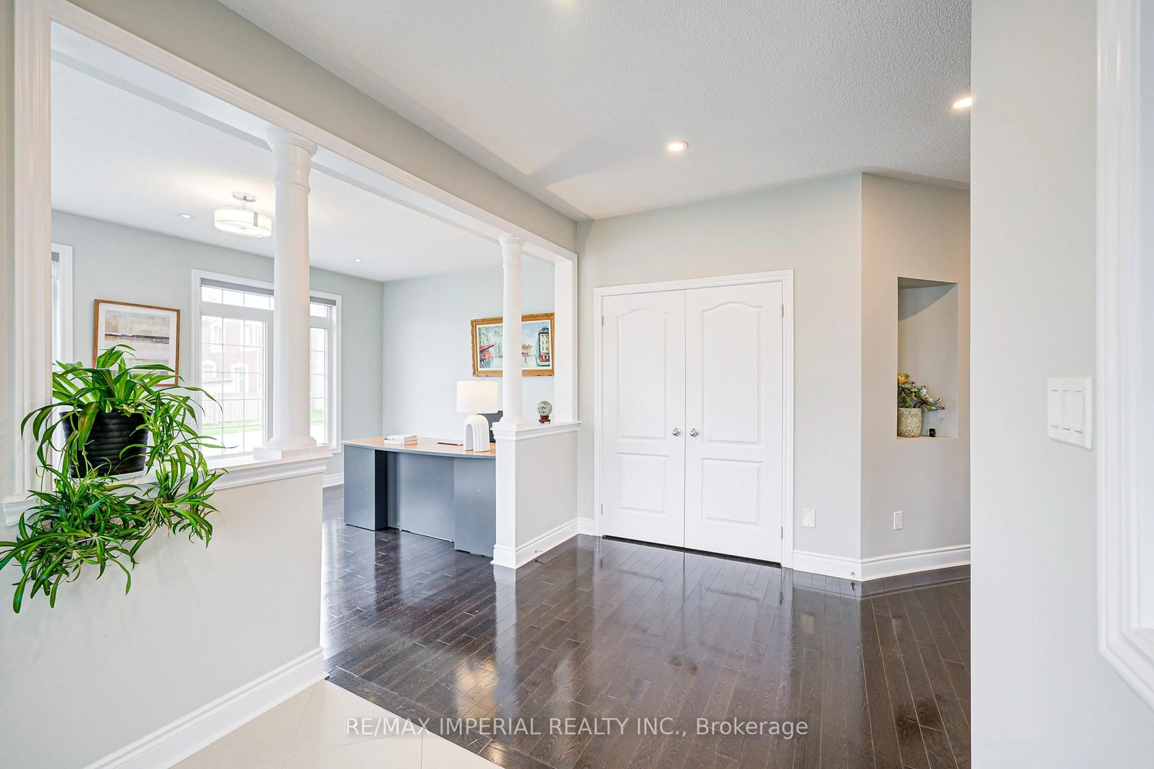 Indoor entryway for 982 Wilbur Pipher Circ, Newmarket Ontario L3X 0B8