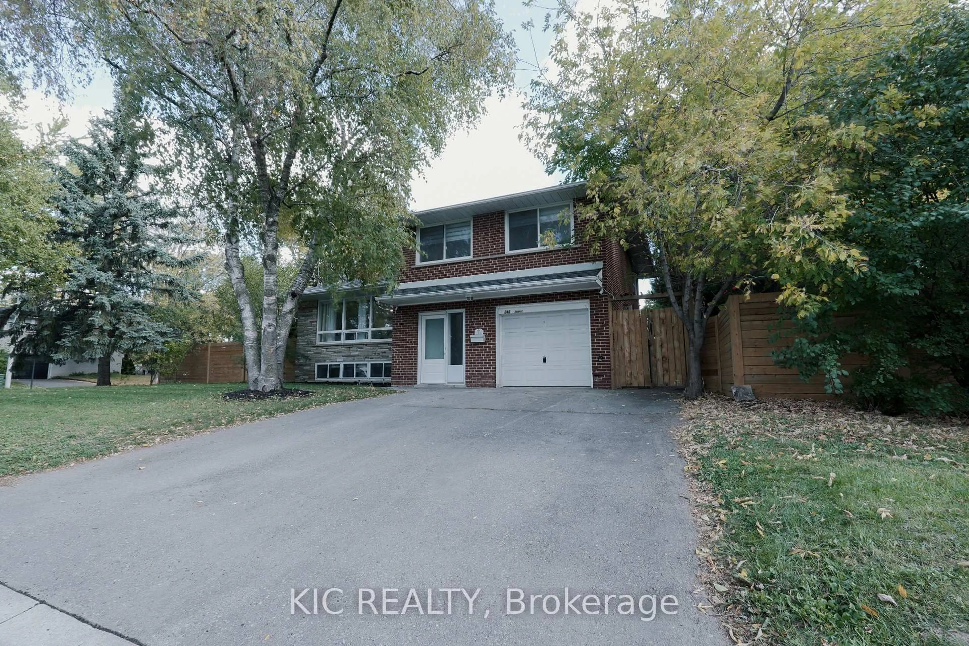 A pic from outside/outdoor area/front of a property/back of a property/a pic from drone, street for 249 Tampico Rd, Richmond Hill Ontario L4C 4R8