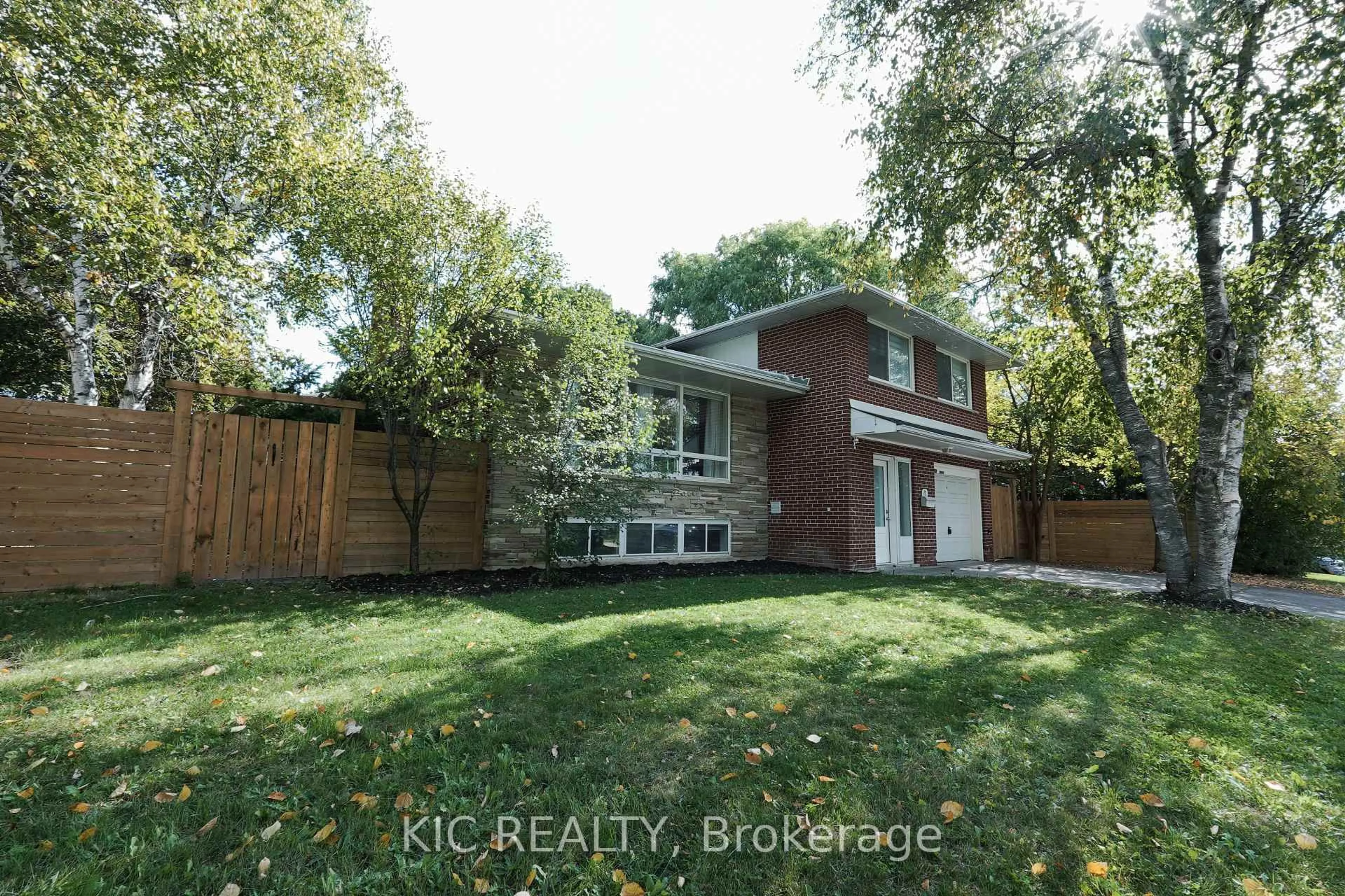 A pic from outside/outdoor area/front of a property/back of a property/a pic from drone, street for 249 Tampico Rd, Richmond Hill Ontario L4C 4R8