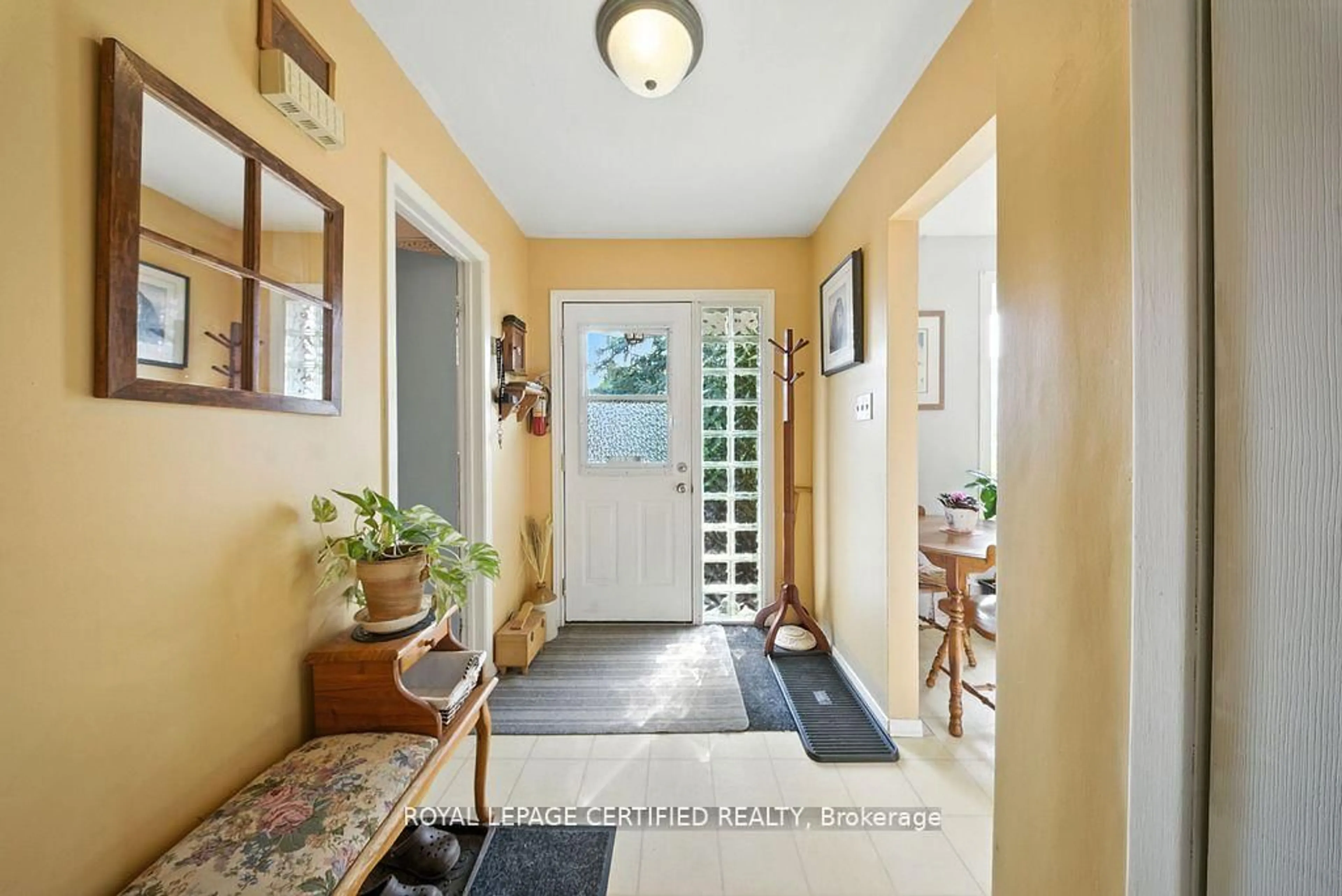 Indoor entryway for 386 Handley Cres, Newmarket Ontario L3Y 4T4