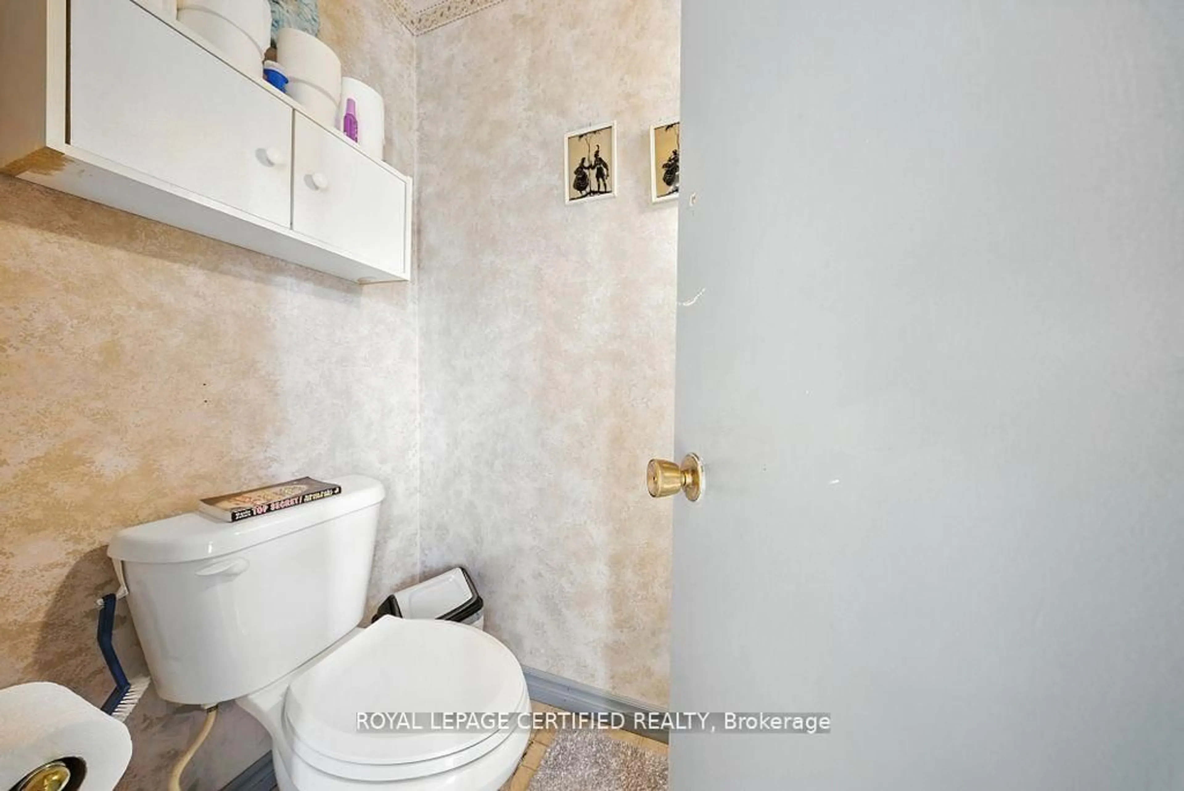 Standard bathroom, ceramic/tile floor for 386 Handley Cres, Newmarket Ontario L3Y 4T4