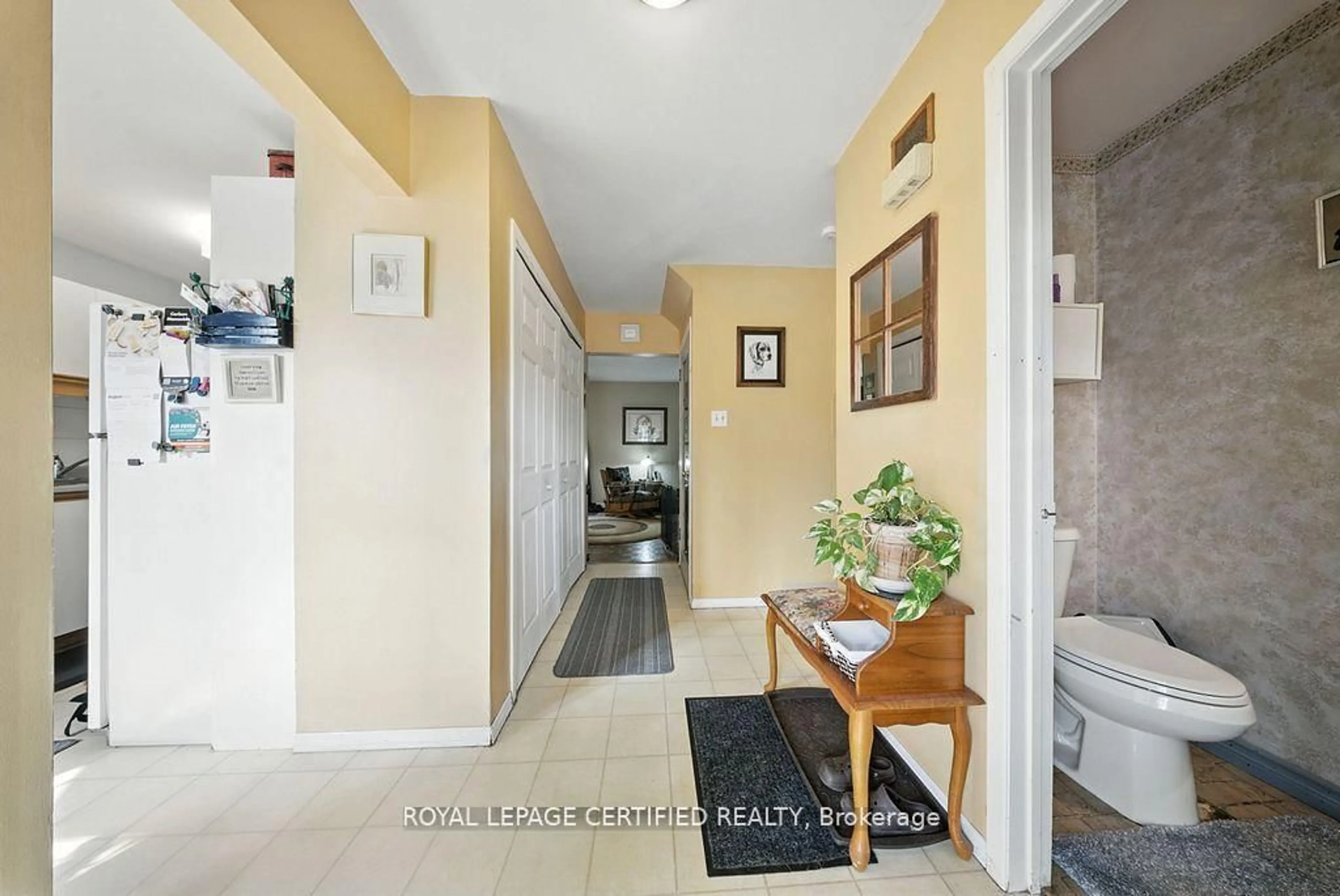 Indoor entryway for 386 Handley Cres, Newmarket Ontario L3Y 4T4