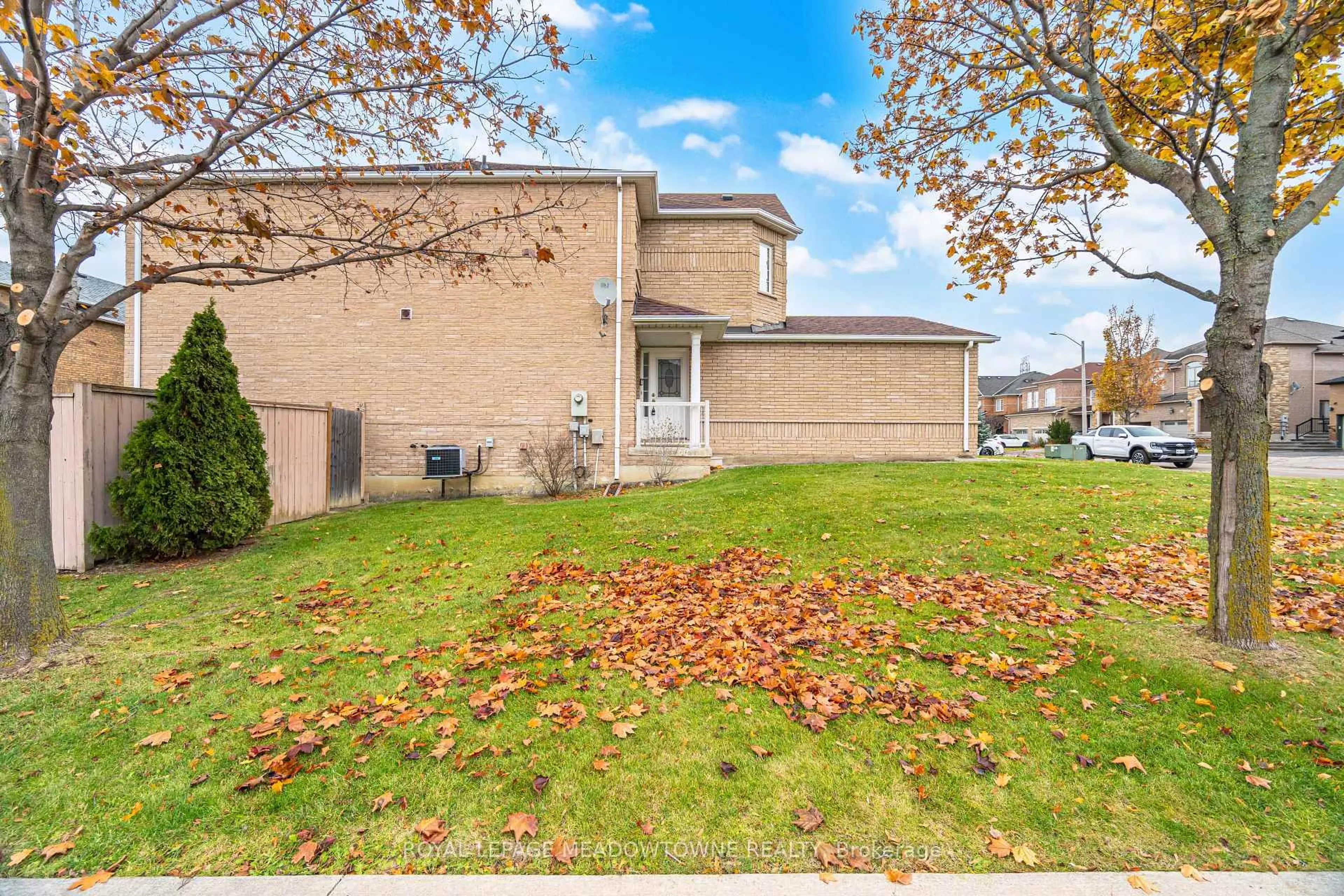 Patio, street for 28 Condotti Dr, Vaughan Ontario L4H 2C8