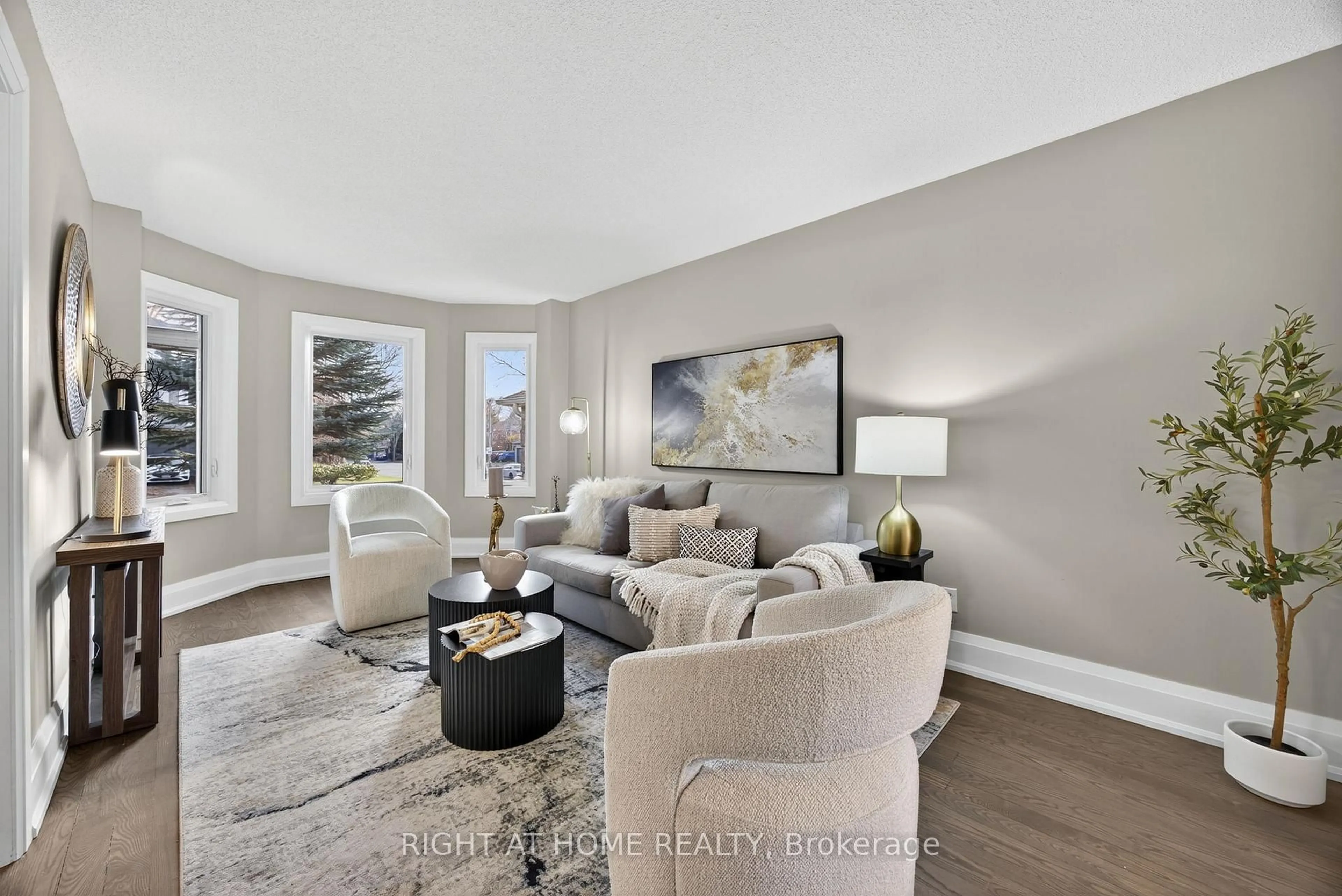 Living room with furniture, unknown for 10 Closs Sq, Aurora Ontario L4G 5H7