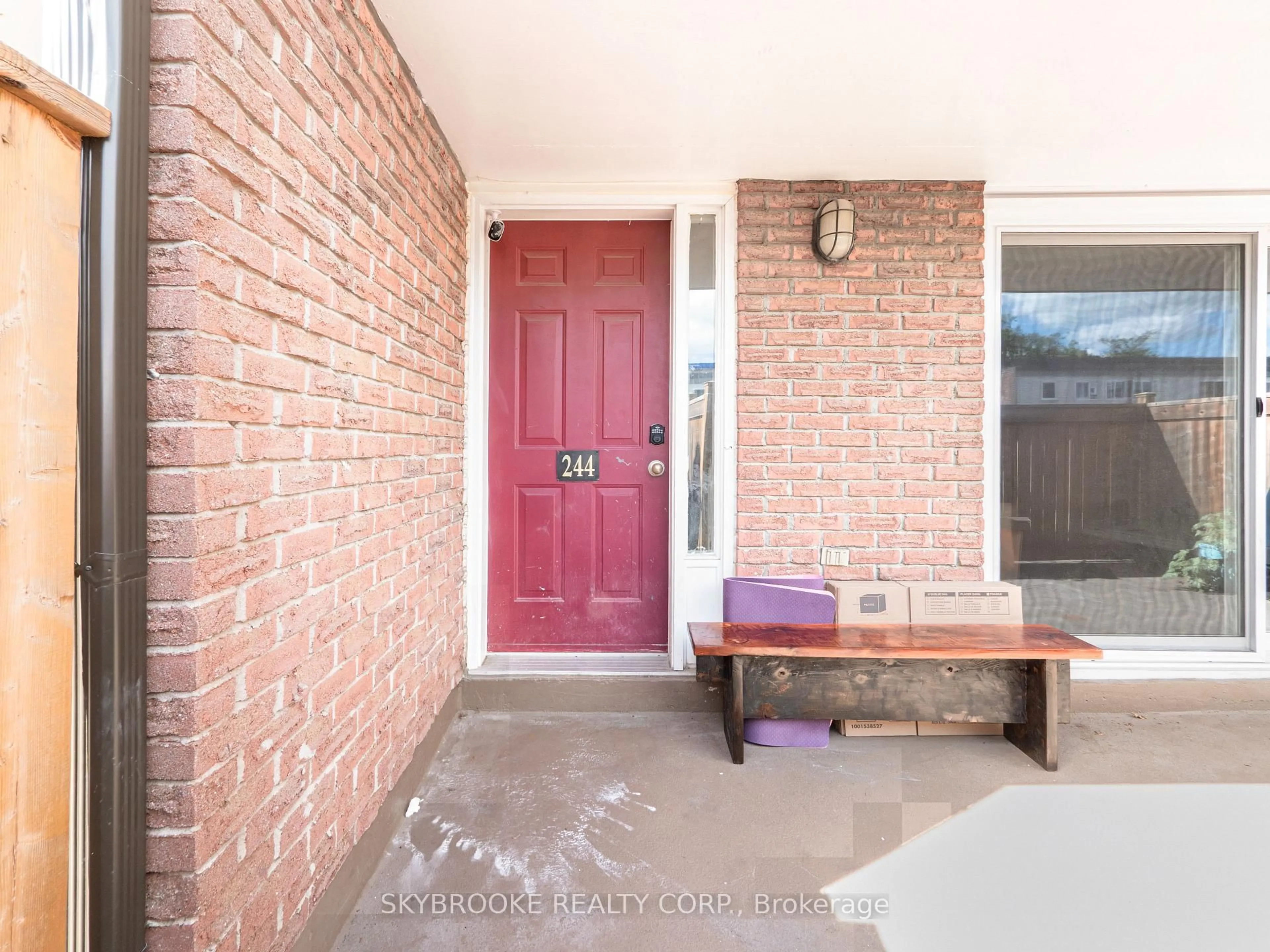 Unknown for 244 Milestone Cres #118, Aurora Ontario L4G 3M2