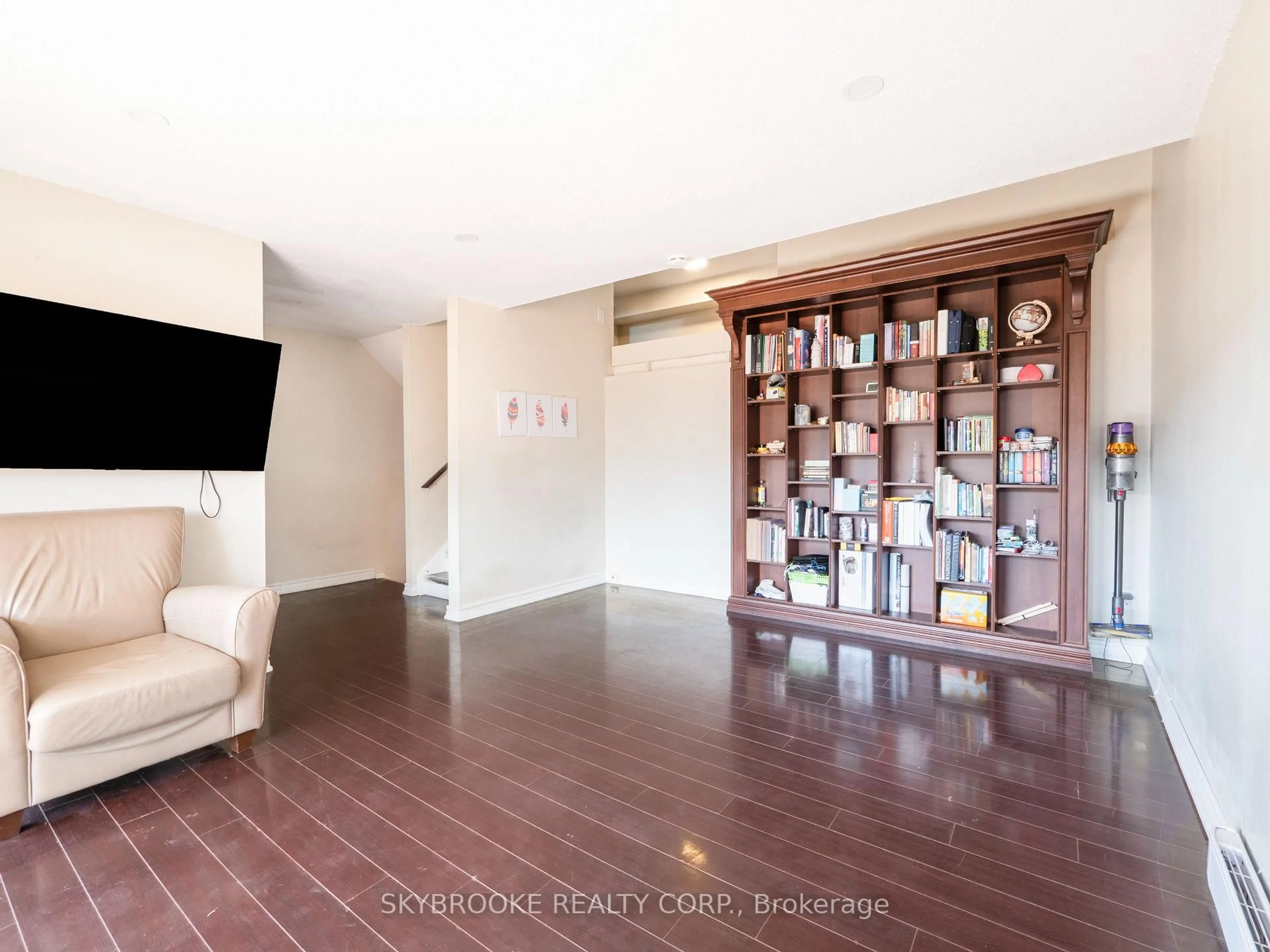 Unknown for 244 Milestone Cres #118, Aurora Ontario L4G 3M2