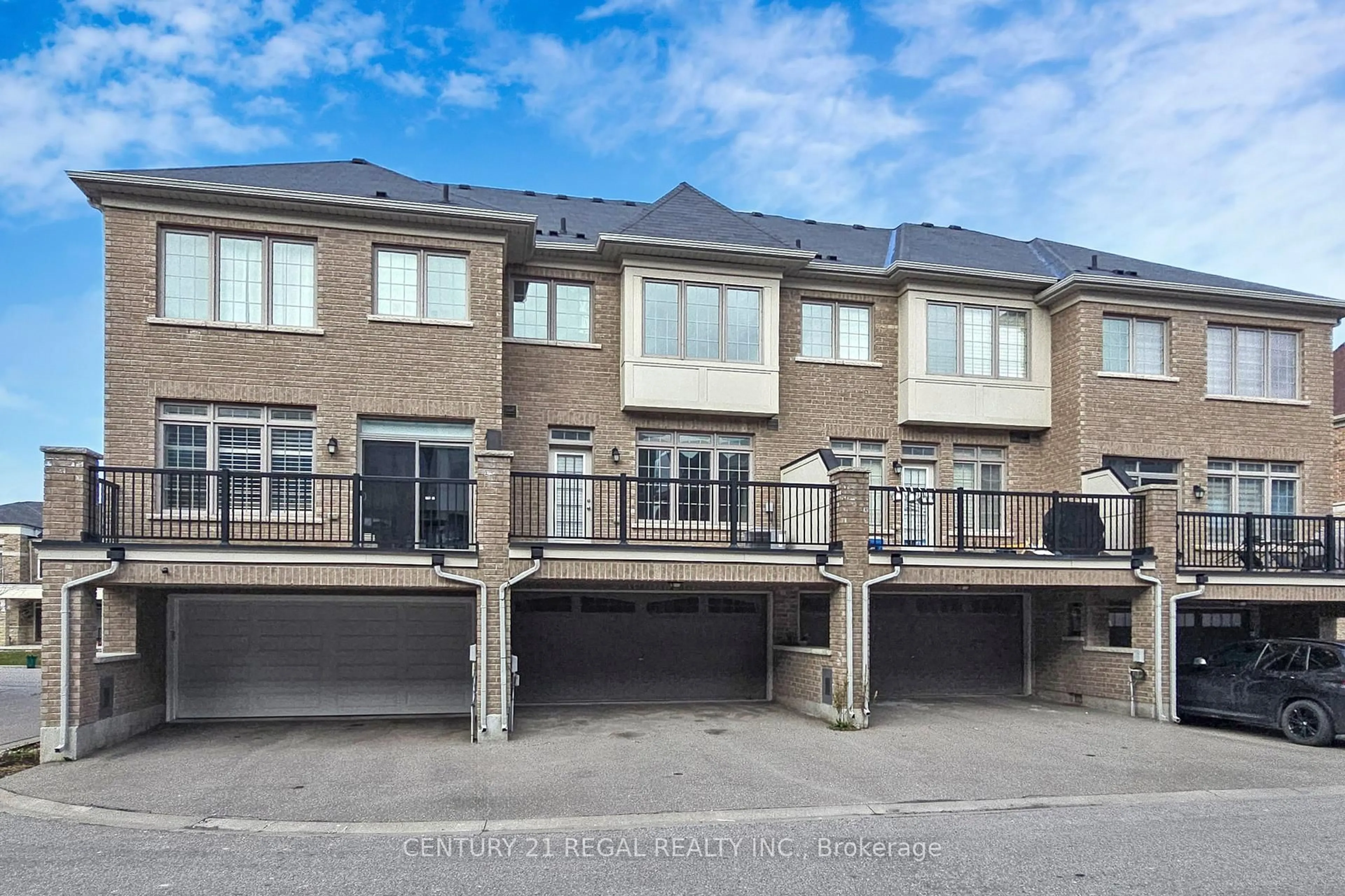 A pic from outside/outdoor area/front of a property/back of a property/a pic from drone, street for 29 Rougeview Park Cres, Markham Ontario L6E 0S7