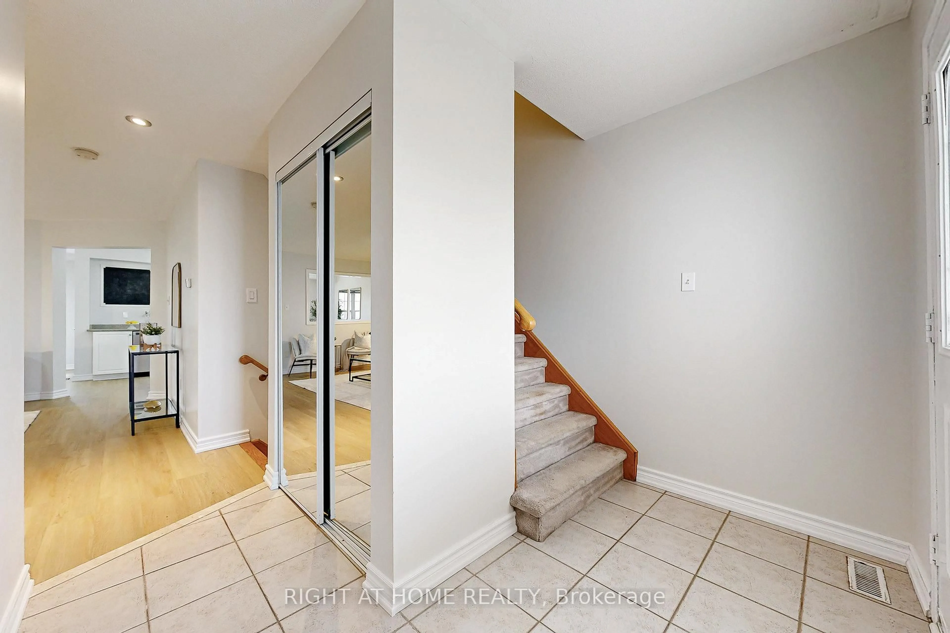 Indoor entryway for 10 Pascoe Dr, Markham Ontario L6B 1C4