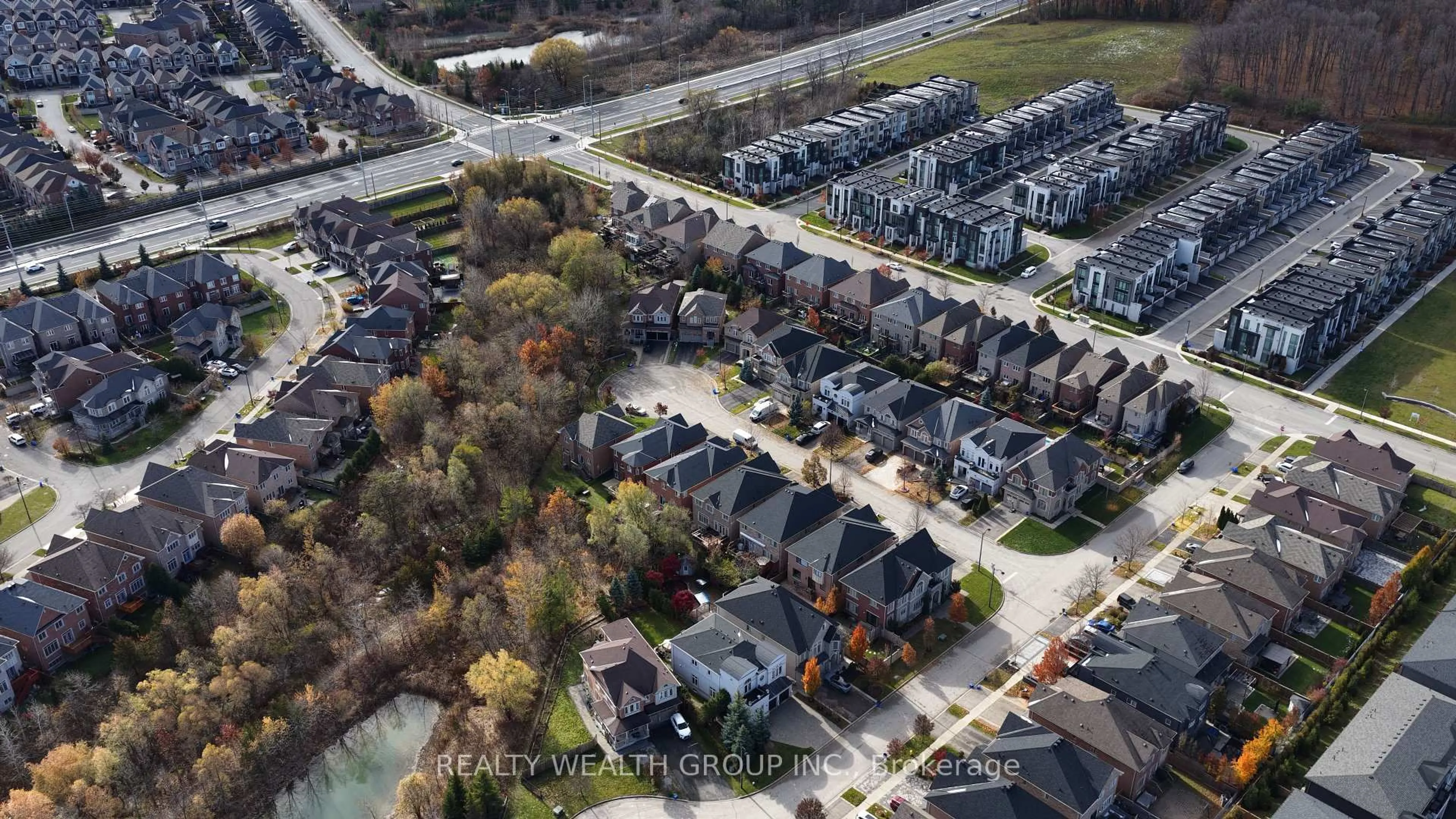 A pic from outside/outdoor area/front of a property/back of a property/a pic from drone, street for 32 Rock Elm Crt, Vaughan Ontario L6A 4C2