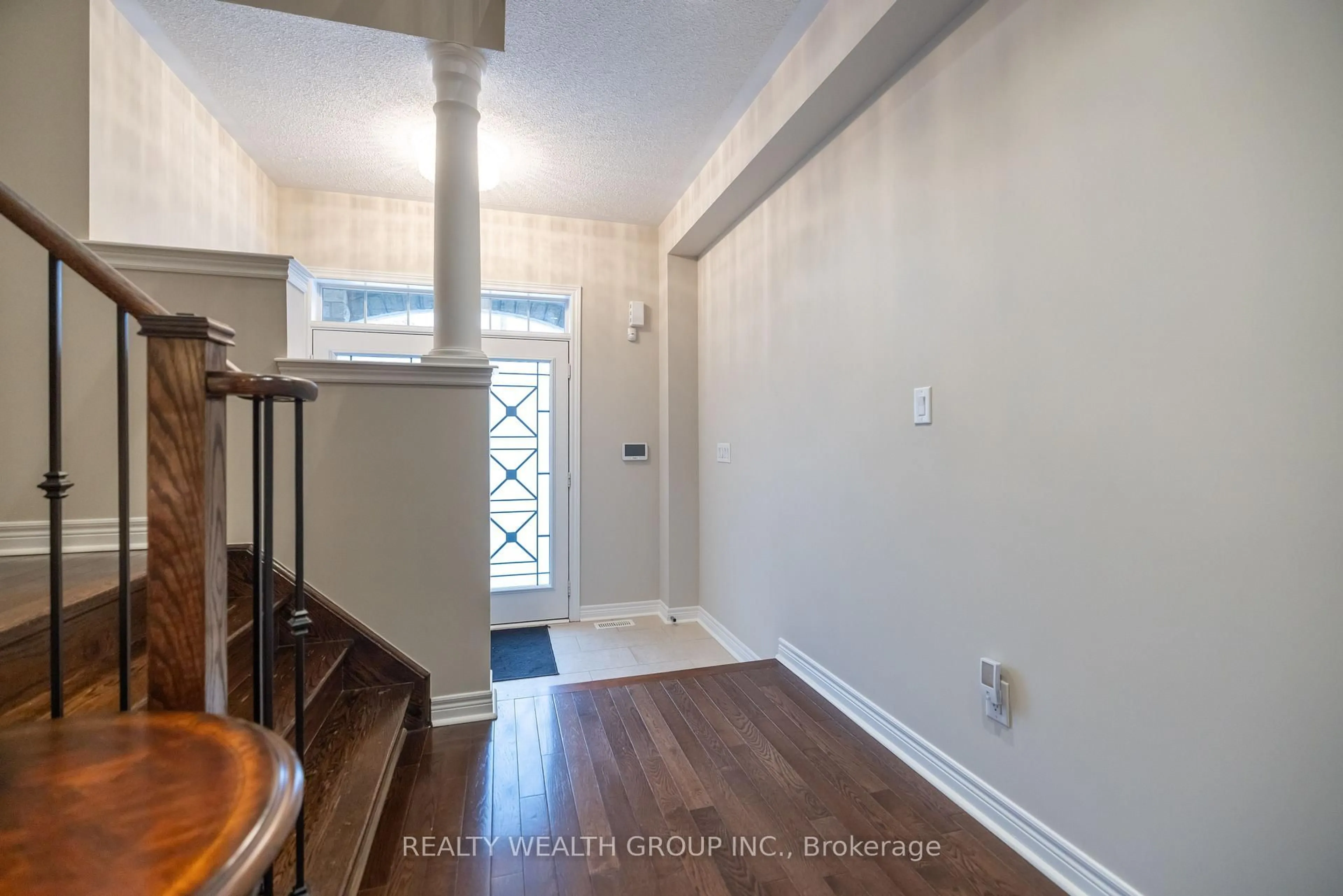 Indoor entryway for 32 Rock Elm Crt, Vaughan Ontario L6A 4C2