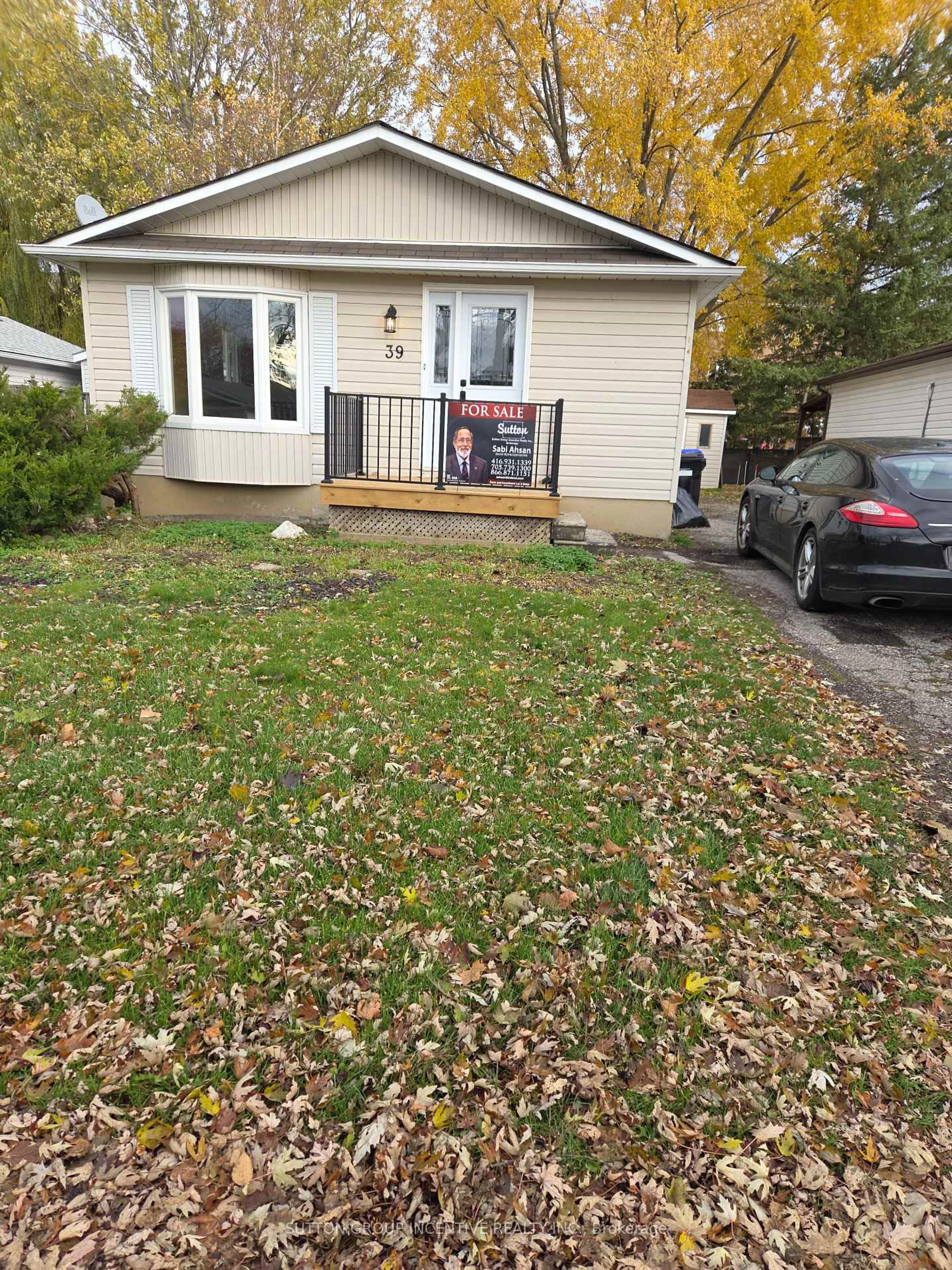 Home with vinyl exterior material, street for 39 Royal Oak Dr, Innisfil Ontario L0L 1L0