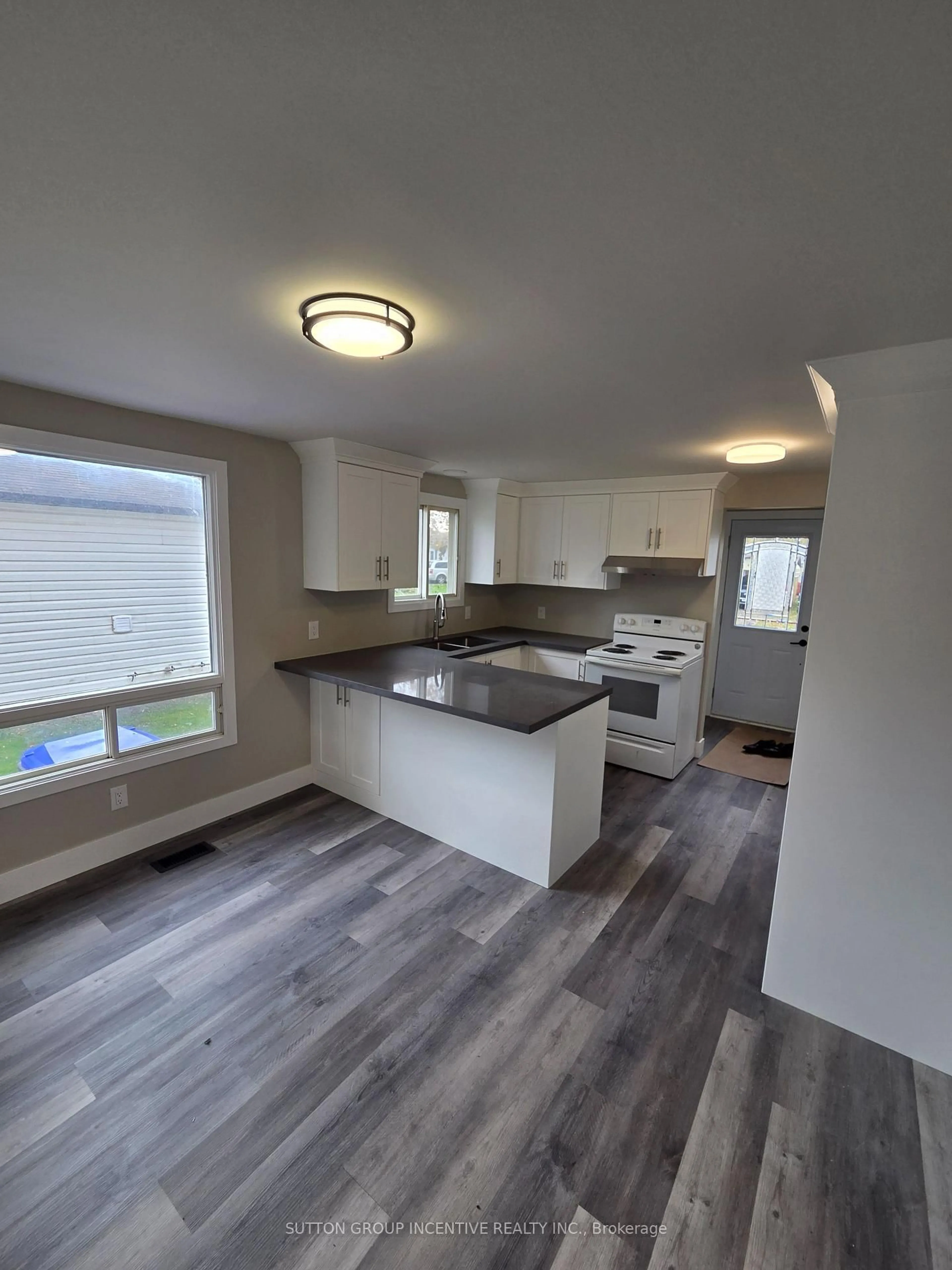 Open concept kitchen, wood/laminate floor for 39 Royal Oak Dr, Innisfil Ontario L0L 1L0
