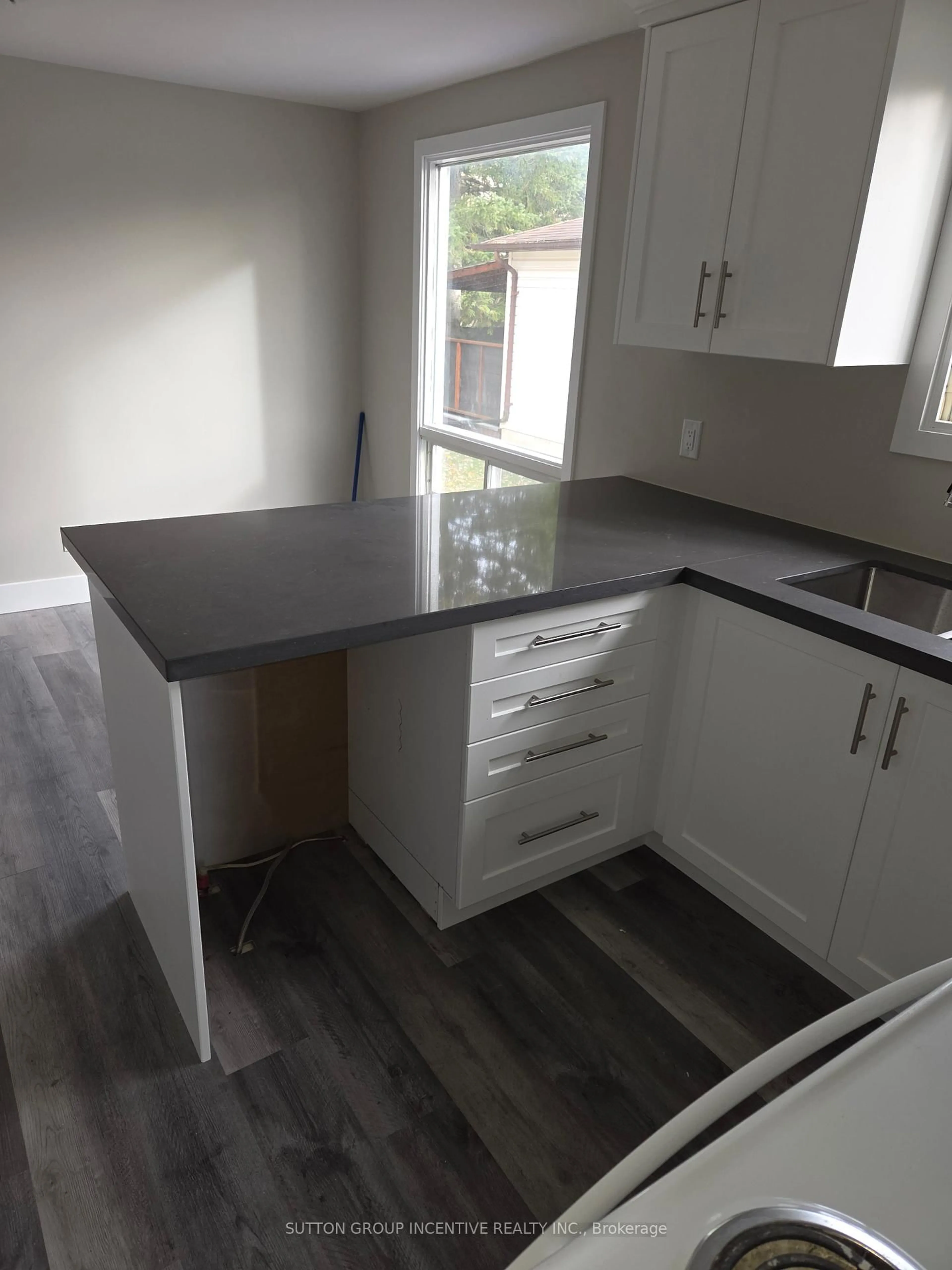 Standard kitchen, wood/laminate floor for 39 Royal Oak Dr, Innisfil Ontario L0L 1L0