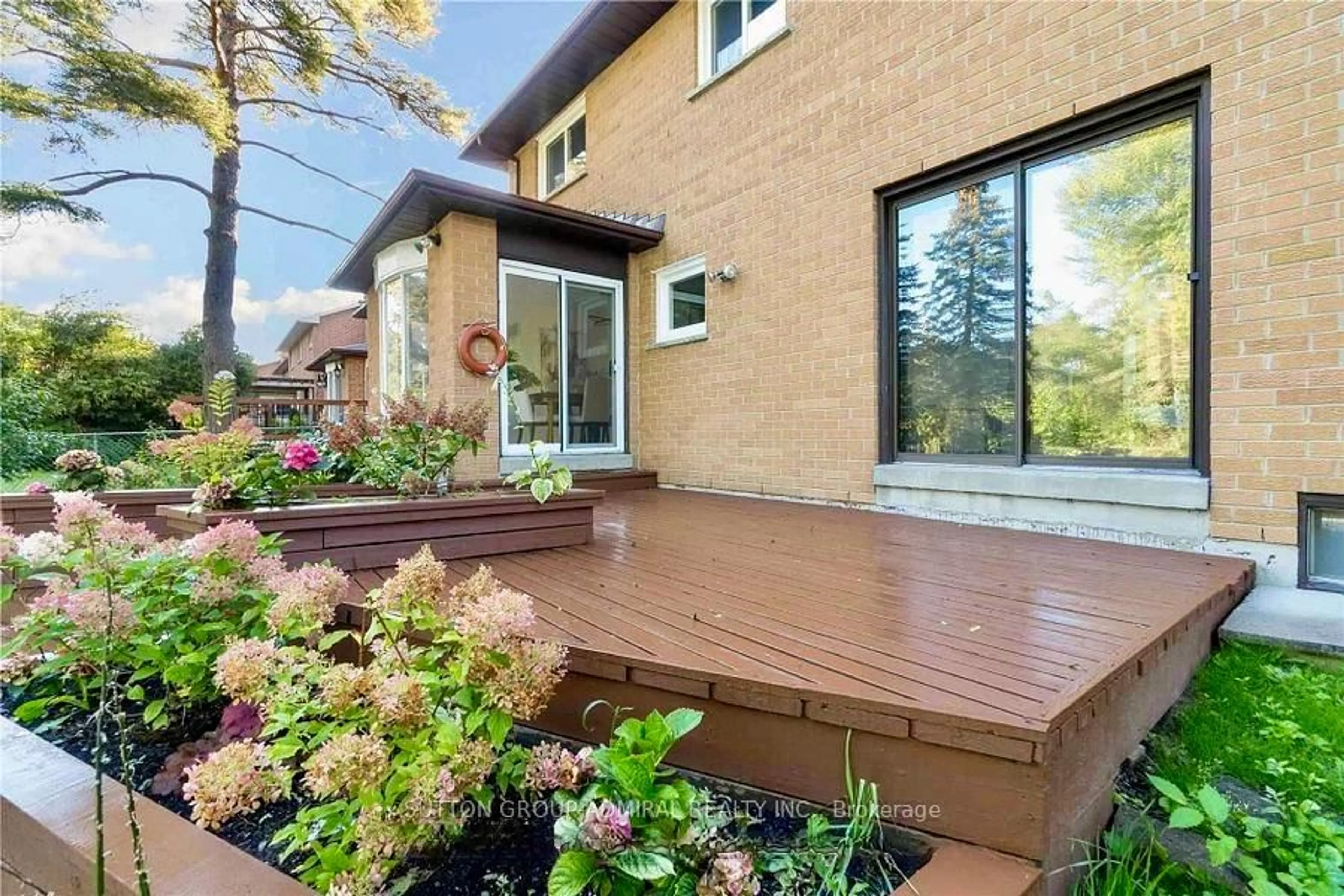 Patio, street for 98 Golf Links Dr, Aurora Ontario L4G 3V3