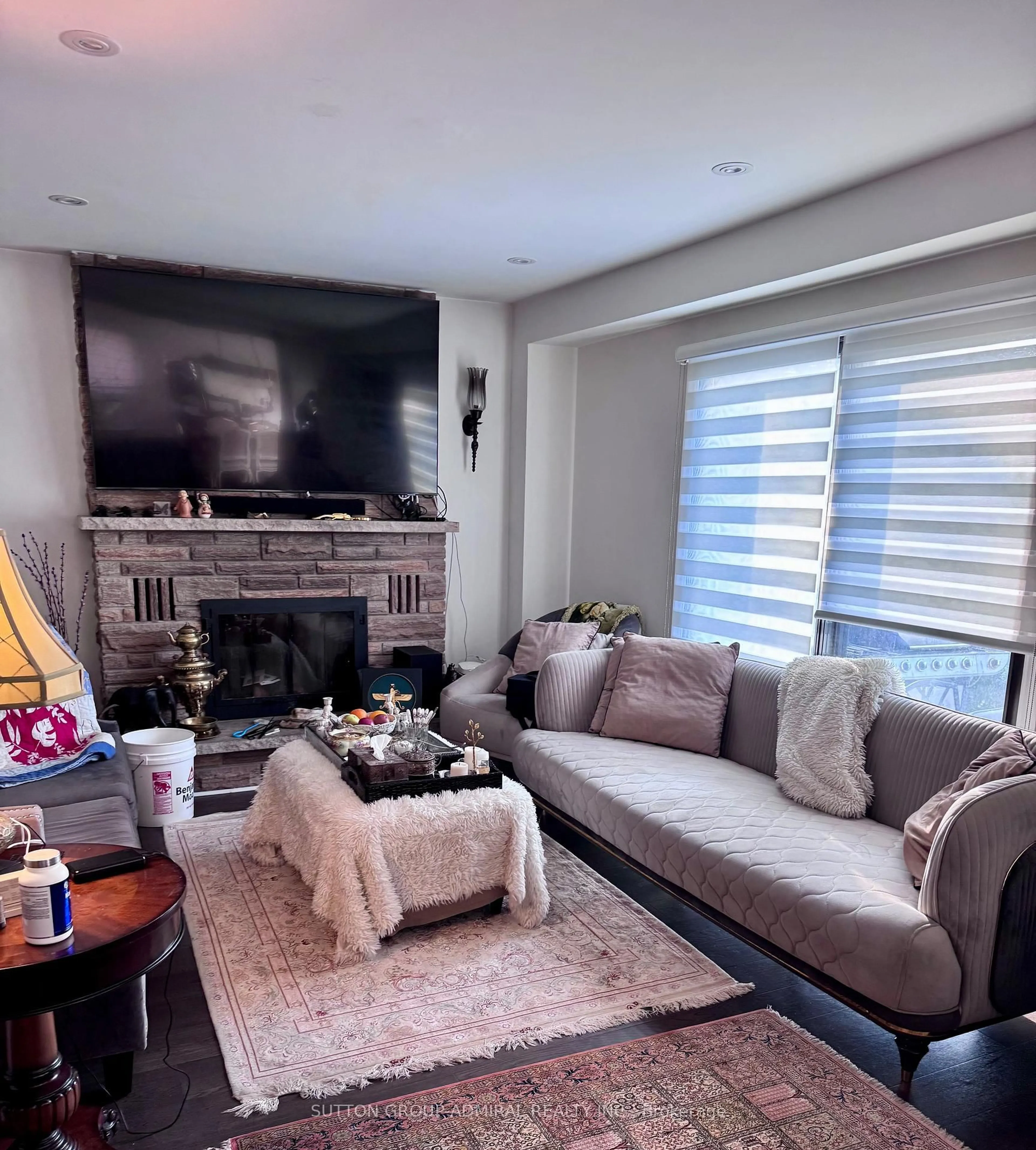 Living room with furniture, unknown for 98 Golf Links Dr, Aurora Ontario L4G 3V3