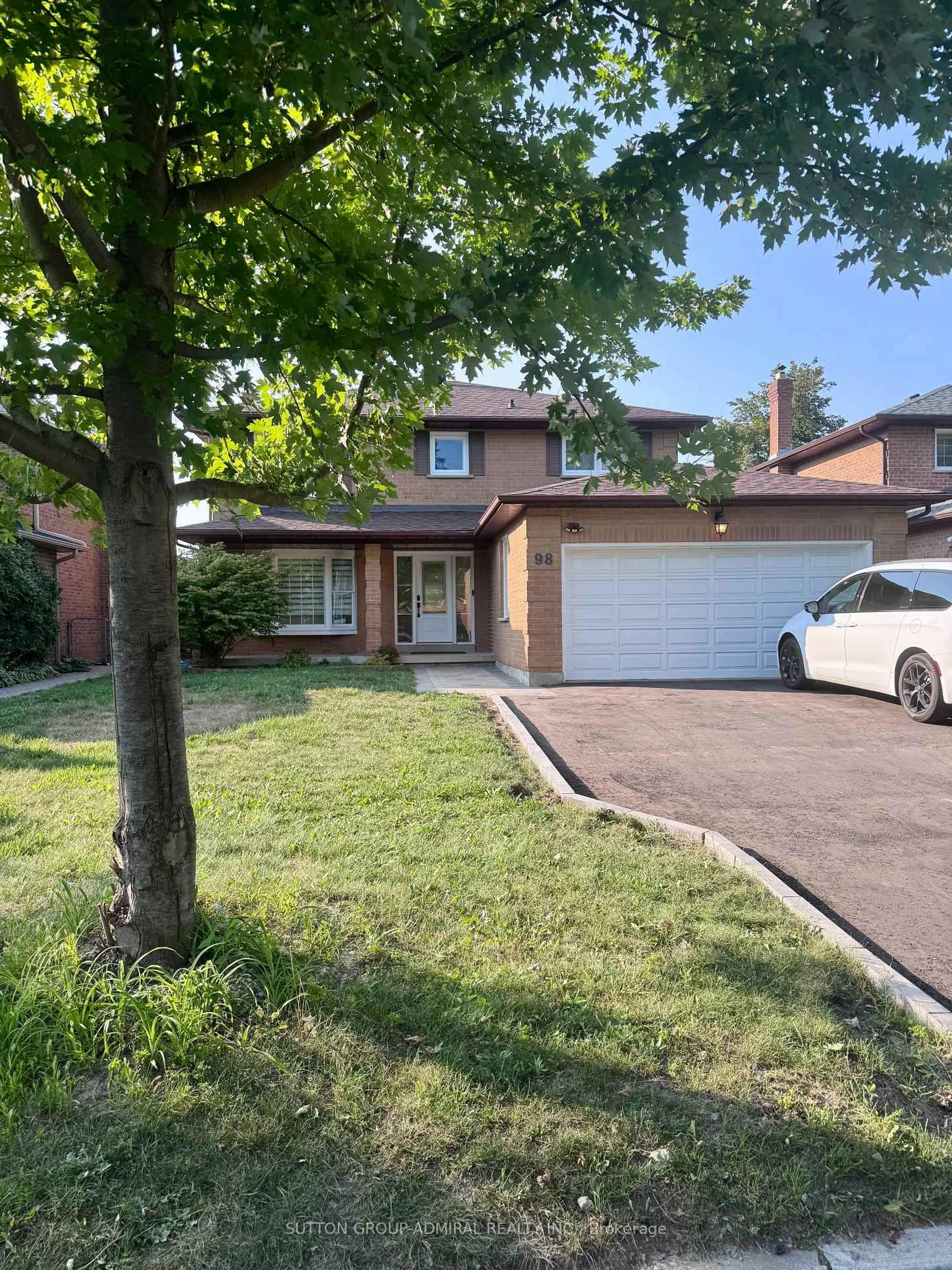 Home with brick exterior material, street for 98 Golf Links Dr, Aurora Ontario L4G 3V3