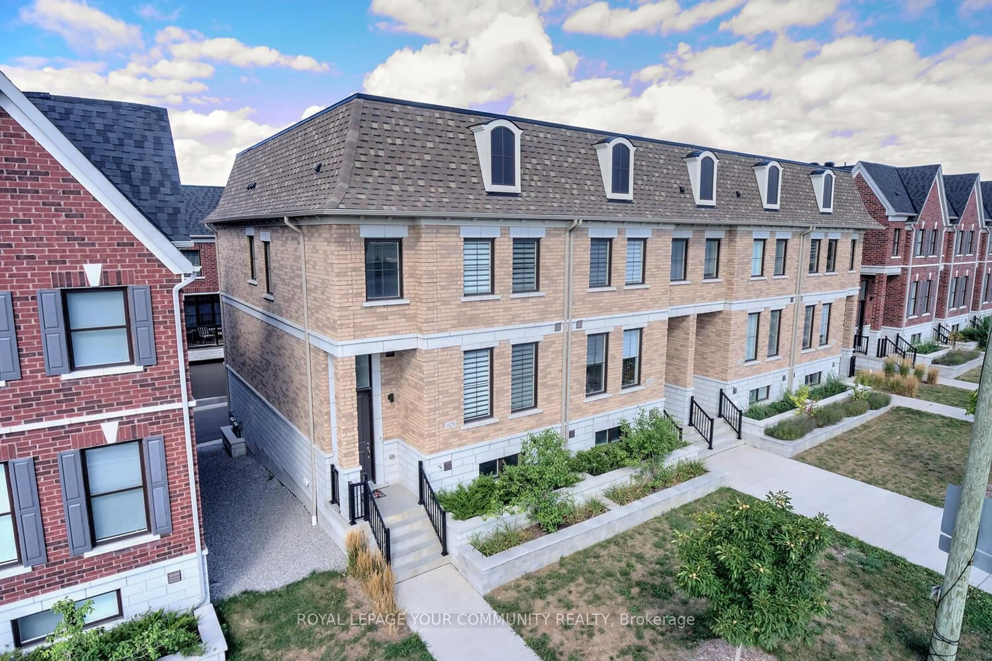 A pic from outside/outdoor area/front of a property/back of a property/a pic from drone, unknown for 10270 Keele St, Vaughan Ontario L6A 1G3