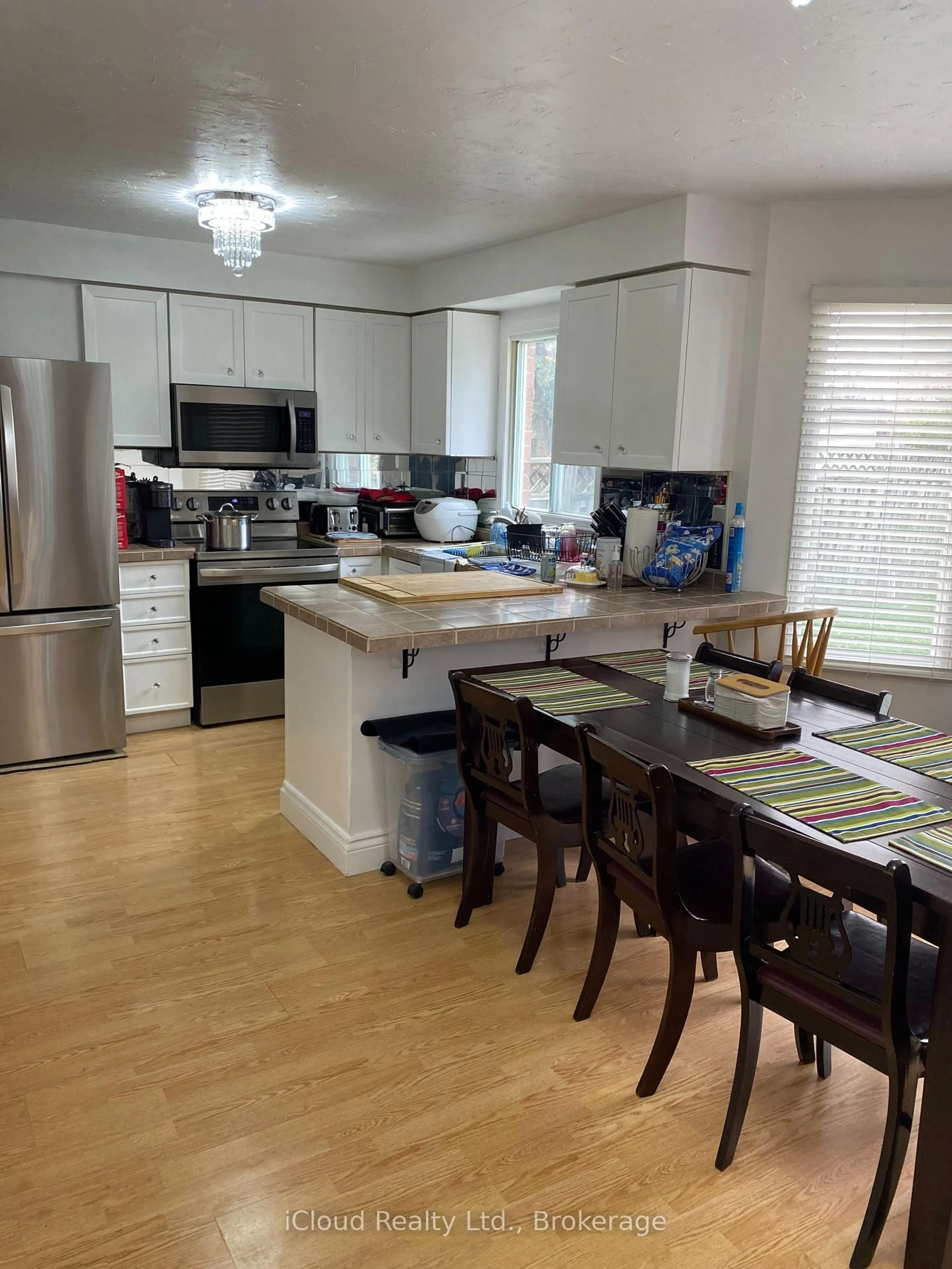 Open concept kitchen, wood/laminate floor for 87 O'Connor Cres, Richmond Hill Ontario L4C 7N9