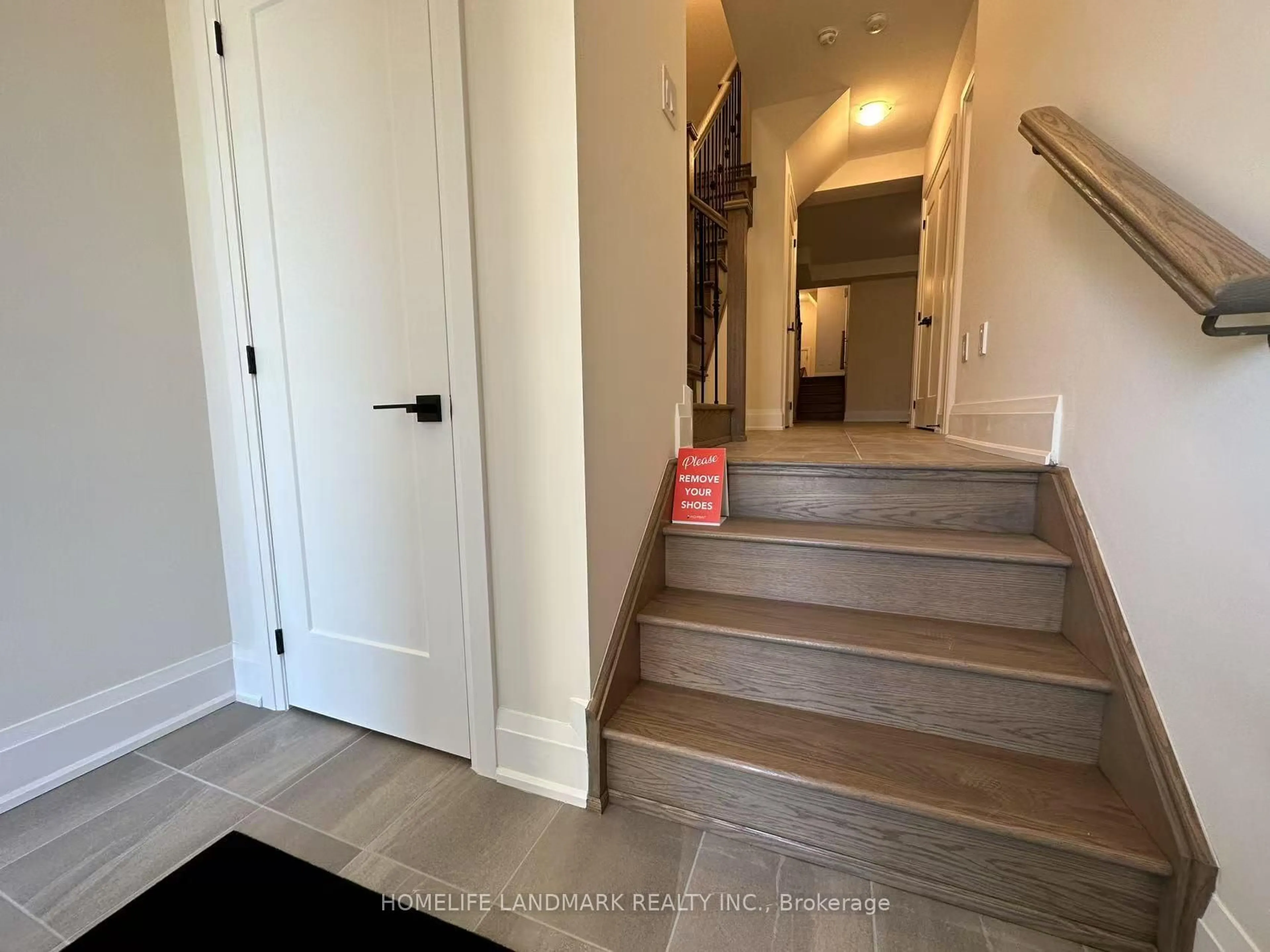Indoor entryway for 9420 BAYVIEW Ave, Richmond Hill Ontario L4C 4L8